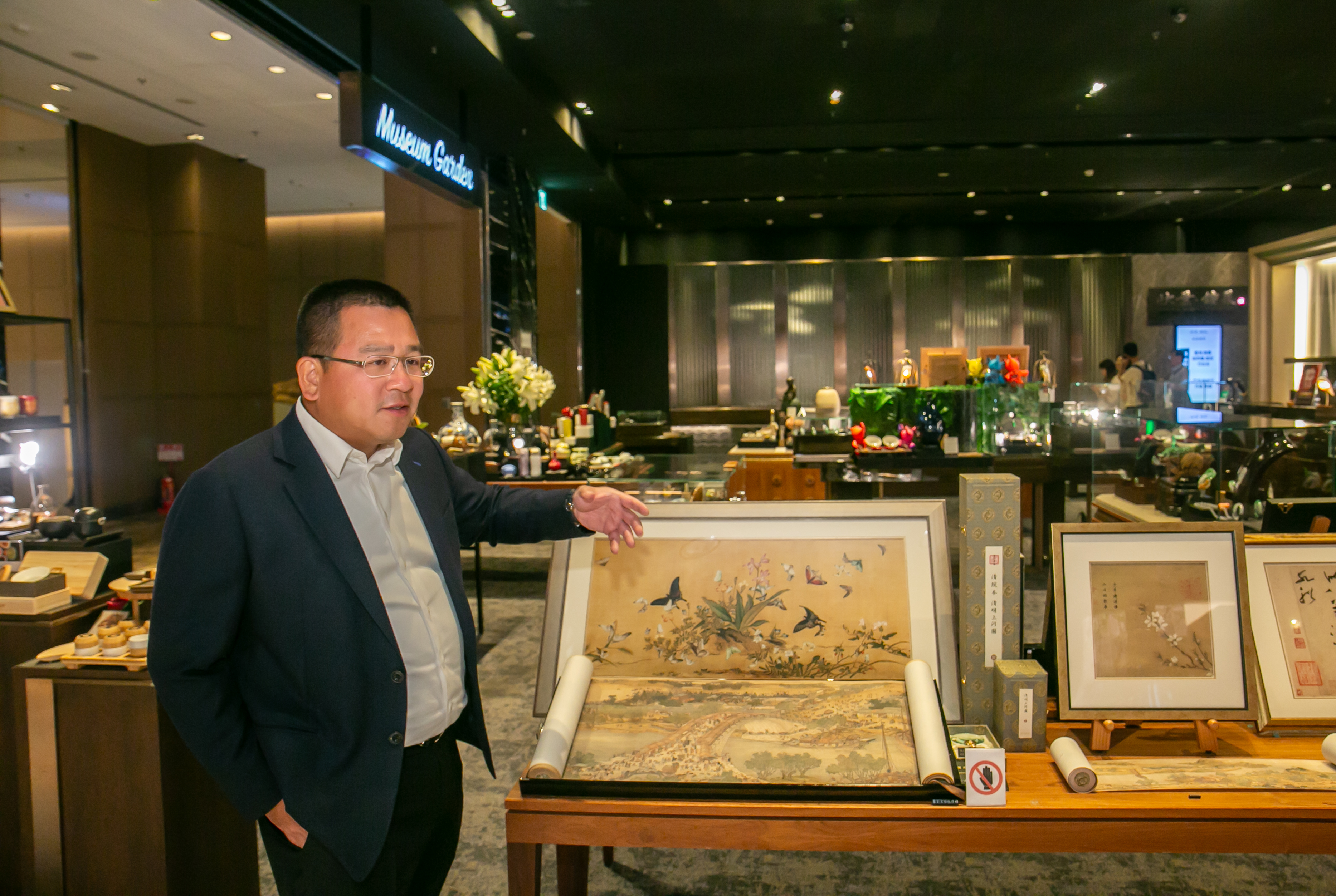 一樓商場引進故宮經銷相關文物，讓國外友人來此，洽公住宿外，也能體會到濃濃的台灣文化味。