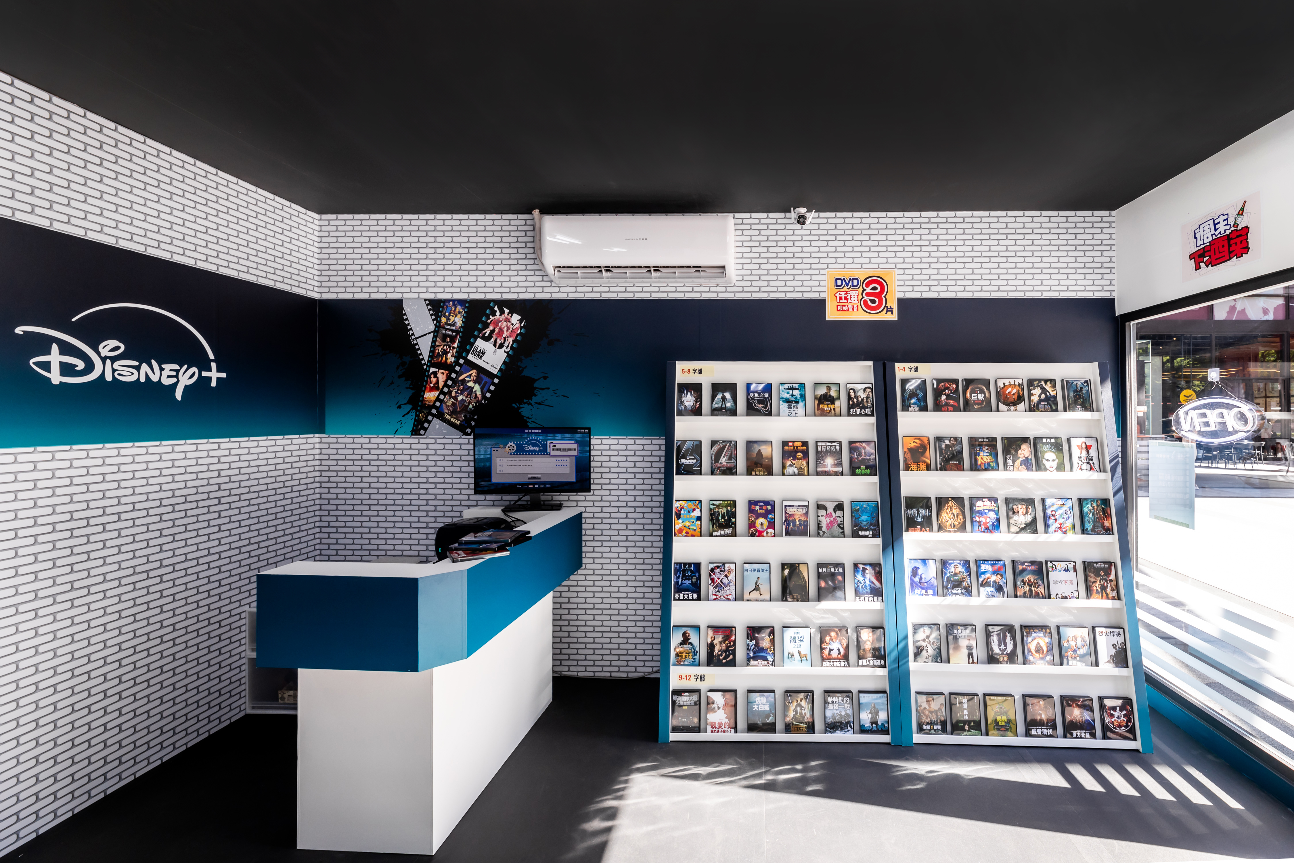 曾經遍布街頭巷尾的DVD出租店,如今再次重現。(Disney+提供)