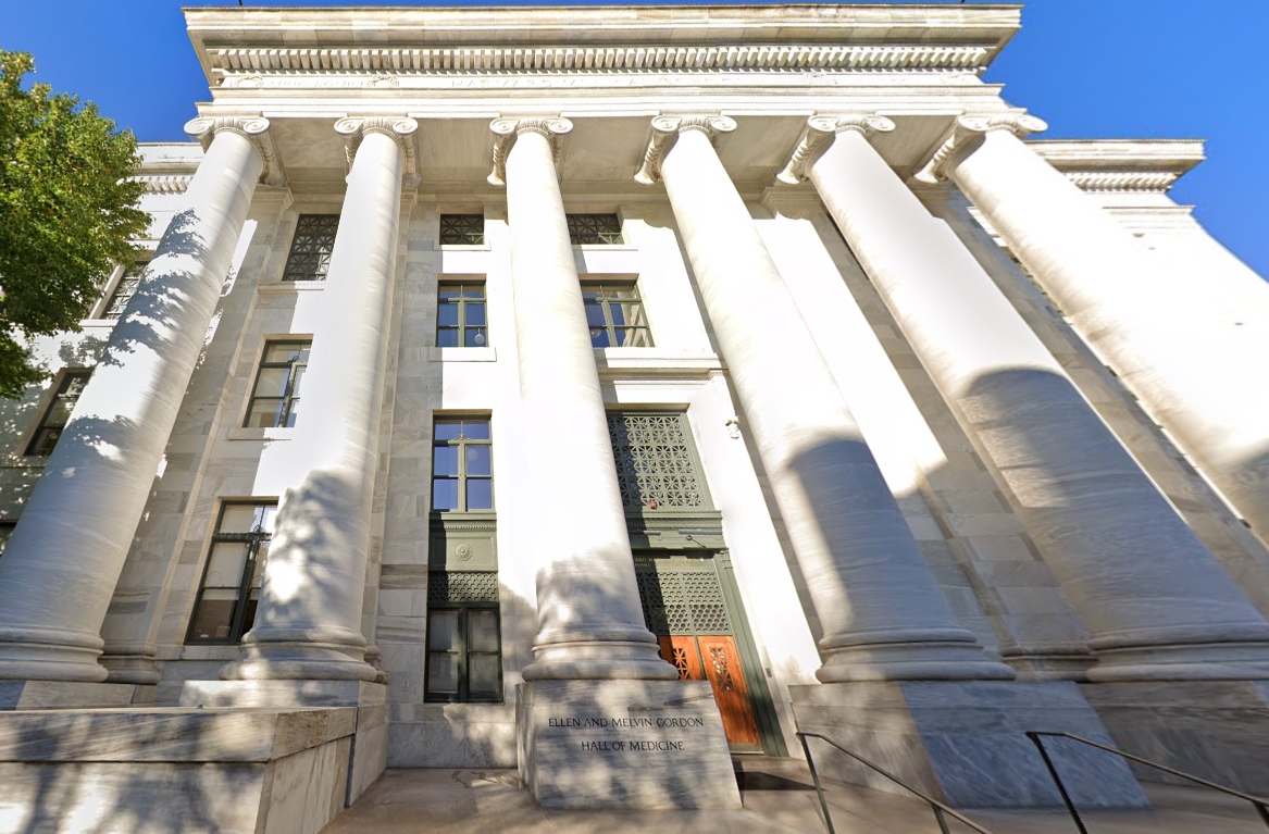 哈佛醫學院捐贈遺體爆出被管理員私下販售醜聞，校方表達震驚與痛心。對此聯邦執法單位介入偵辦，揭露全美非法人體遺骸交易網。（翻攝自google maps）