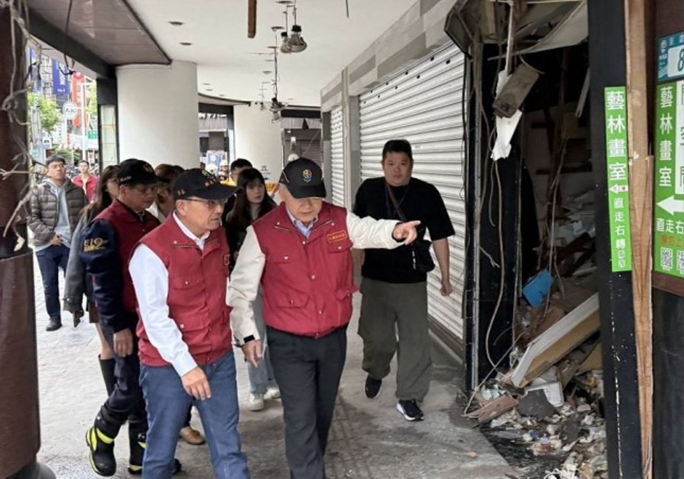 爆炸後現場滿地碎片,整層餐廳外牆被震飛,場面怵目驚心。市長侯友宜到場了解災情,表示將協助住戶求償。(翻攝畫面)