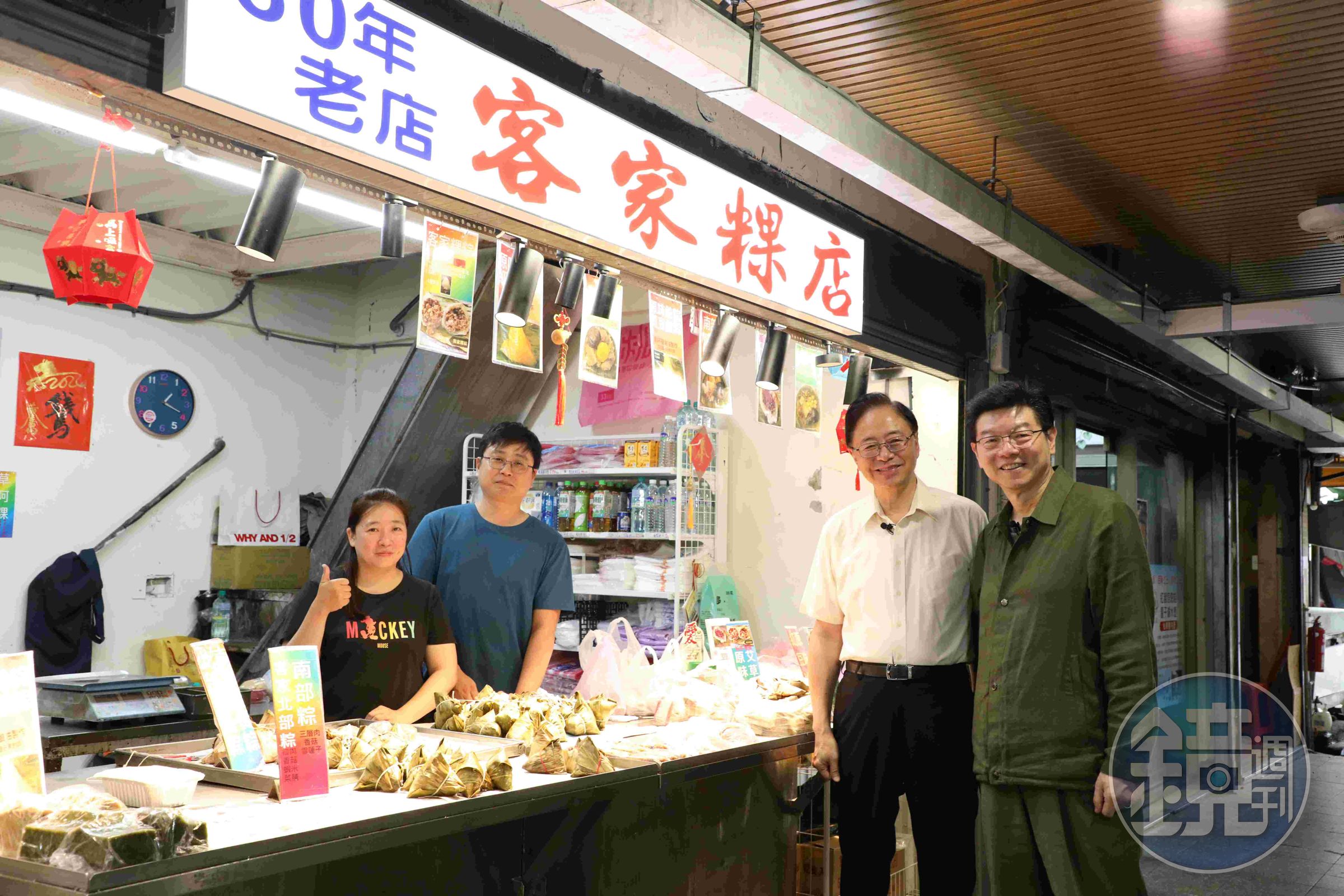 張善政市長（右二）推薦的老字號客家粿店，幾乎每一樣都好吃，讓裴社長（右一）忍不住大手筆採買起來。