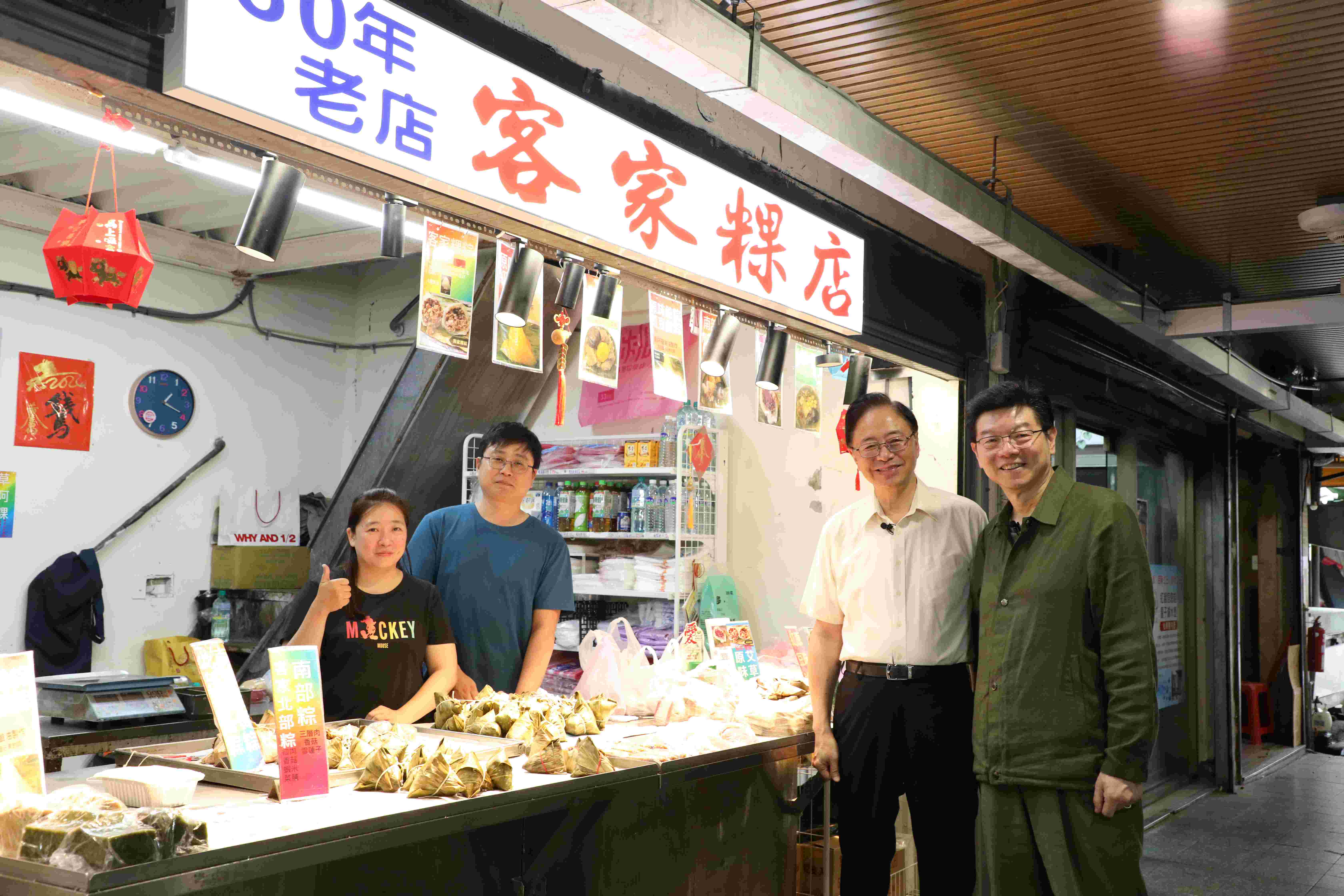 張善政市長（右二）推薦的老字號客家粿店，幾乎每一樣都好吃，讓裴社長（右一）忍不住大手筆採買起來。