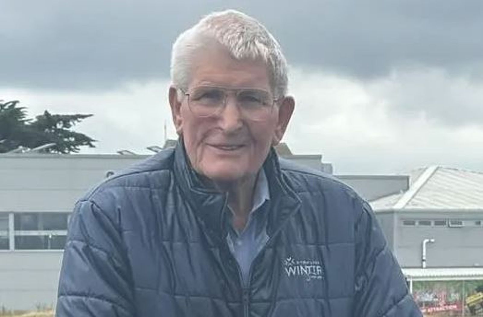 吐出吹進嘴裡的1片樹葉!英國老翁被罰1萬 理由是:亂丟垃圾