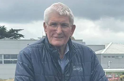 86歲阿公馬許因吐出一片被風吹進嘴裡的雜草或葉子，被開罰亂丟垃圾。（翻攝自英國太陽報）