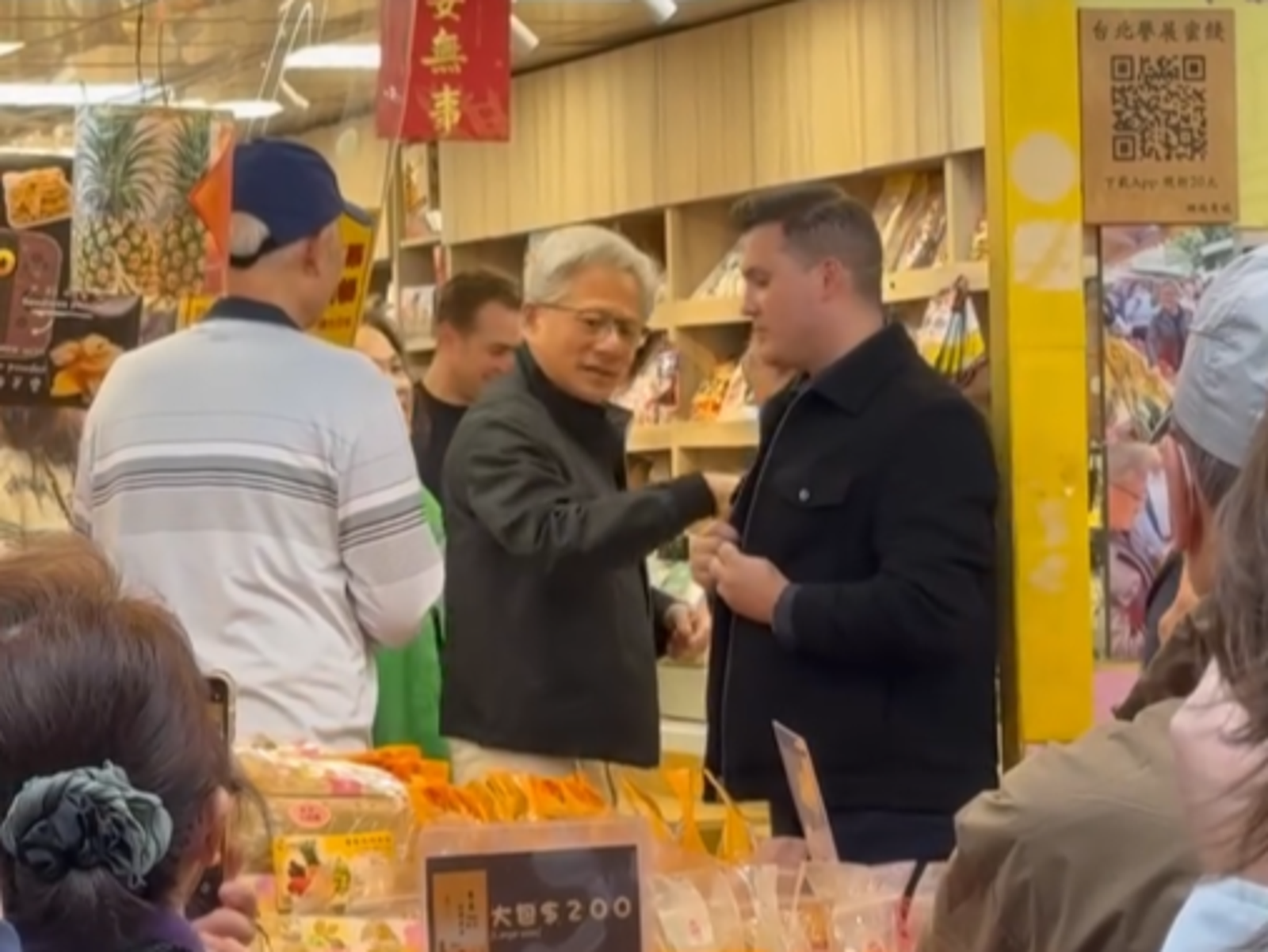 黃仁勳又來台灣了!現蹤台北四平街買蜜餞 簽名寫「我愛芒果」路人搶拍