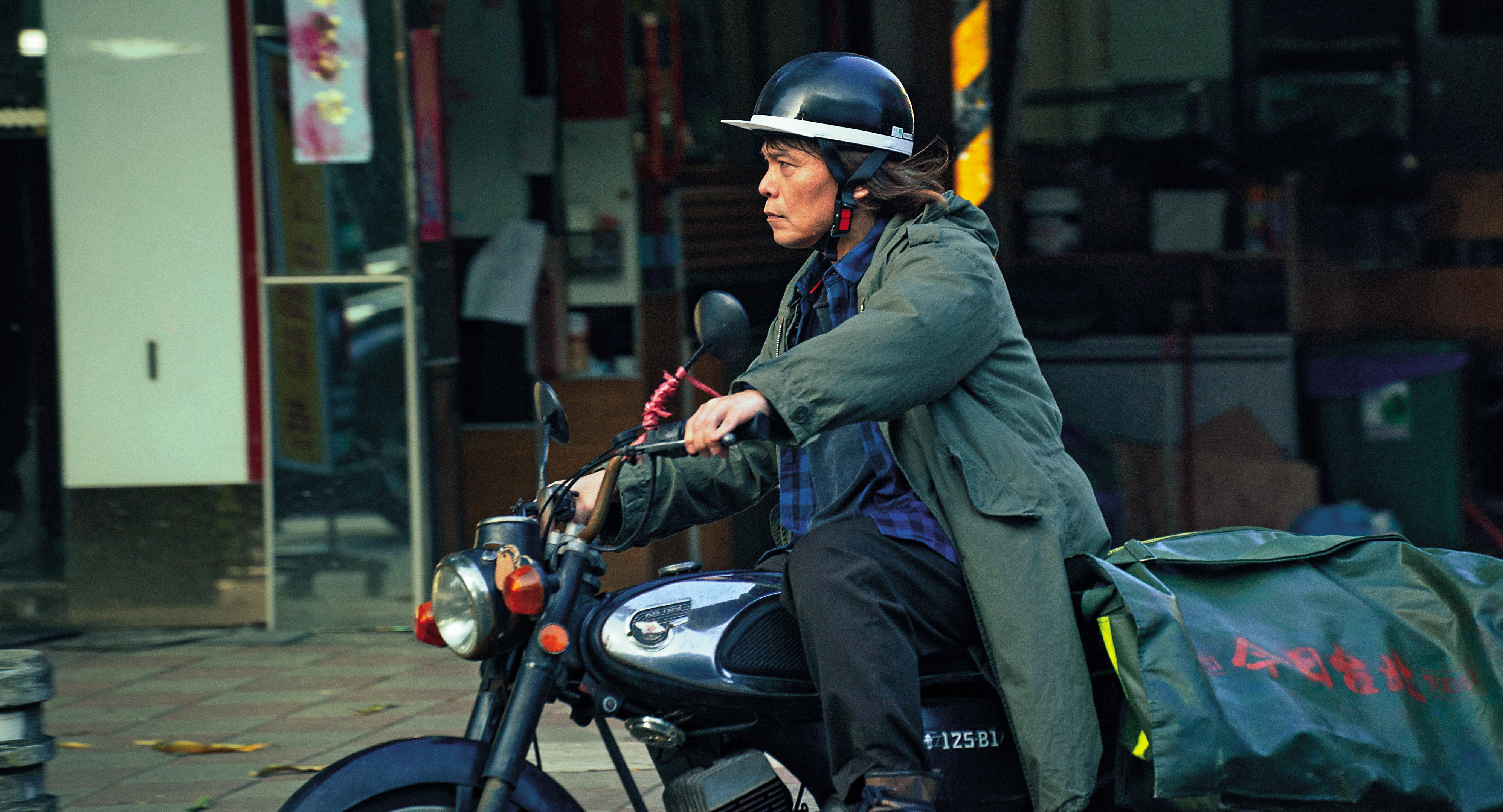 伍佰飾演送報員，串起片中10段故事。（華映娛樂提供）