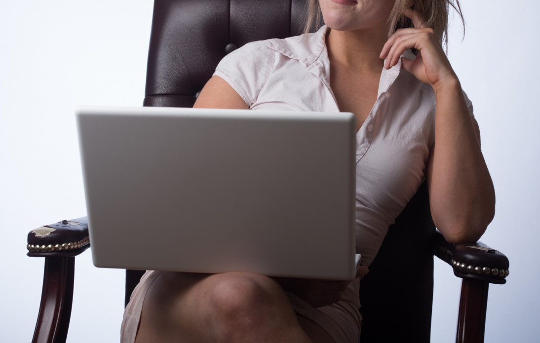 一名人妻沉迷網路交友還任意約砲，不時用鹹濕字彙與網愛對象調情。（示意圖，photoAC）