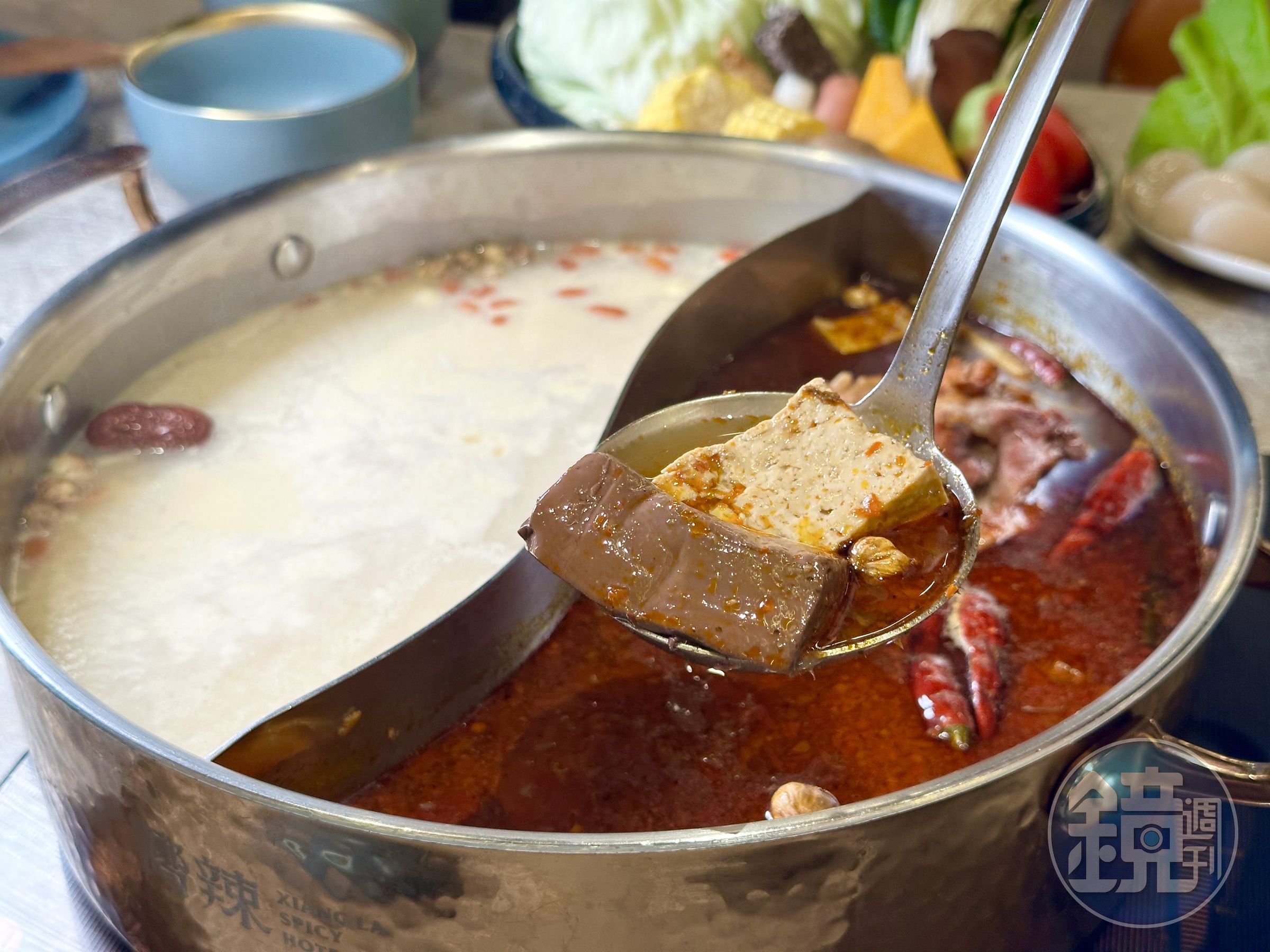 「嚮辣川味麻辣湯」(右)嗆辣不膩,豆腐、鴨血軟嫩入味;「蒜香老母雞湯」(圖左)蒜味足,湯頭甘甜耐喝。