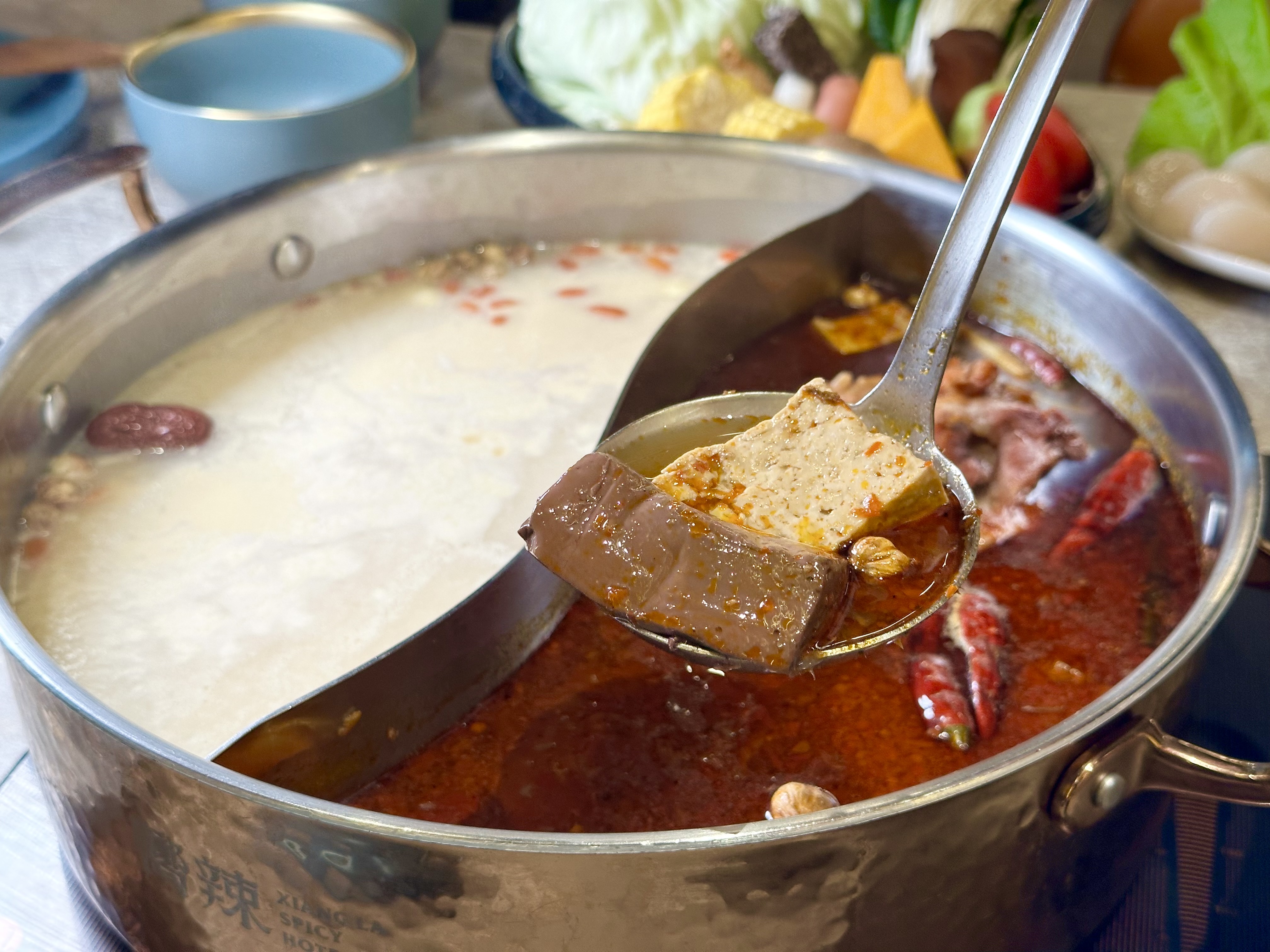「嚮辣川味麻辣湯」（右）嗆辣不膩，豆腐、鴨血軟嫩入味；「蒜香老母雞湯」（圖左）蒜味足，湯頭甘甜耐喝。