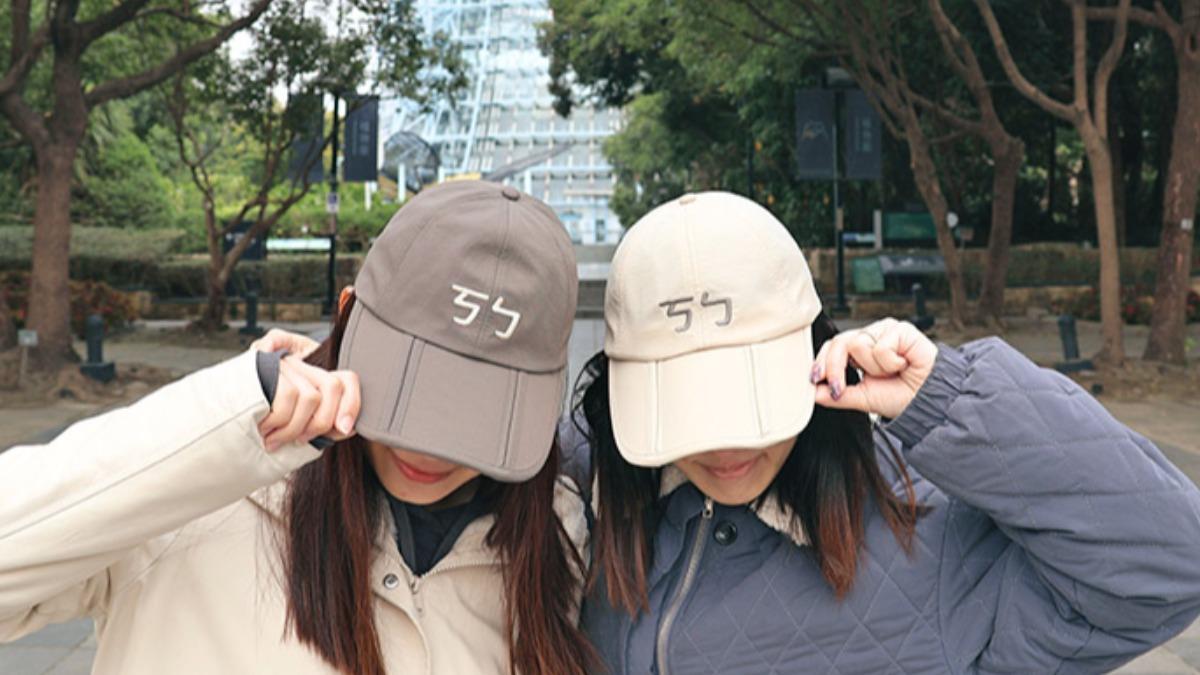 「ㄎㄅ帽」採防潑水材質及三折收納設計，後方印有開館年份，除了實用更因諧音趣味成為館內近期最搶手的文創品。（翻攝自科博館官網）