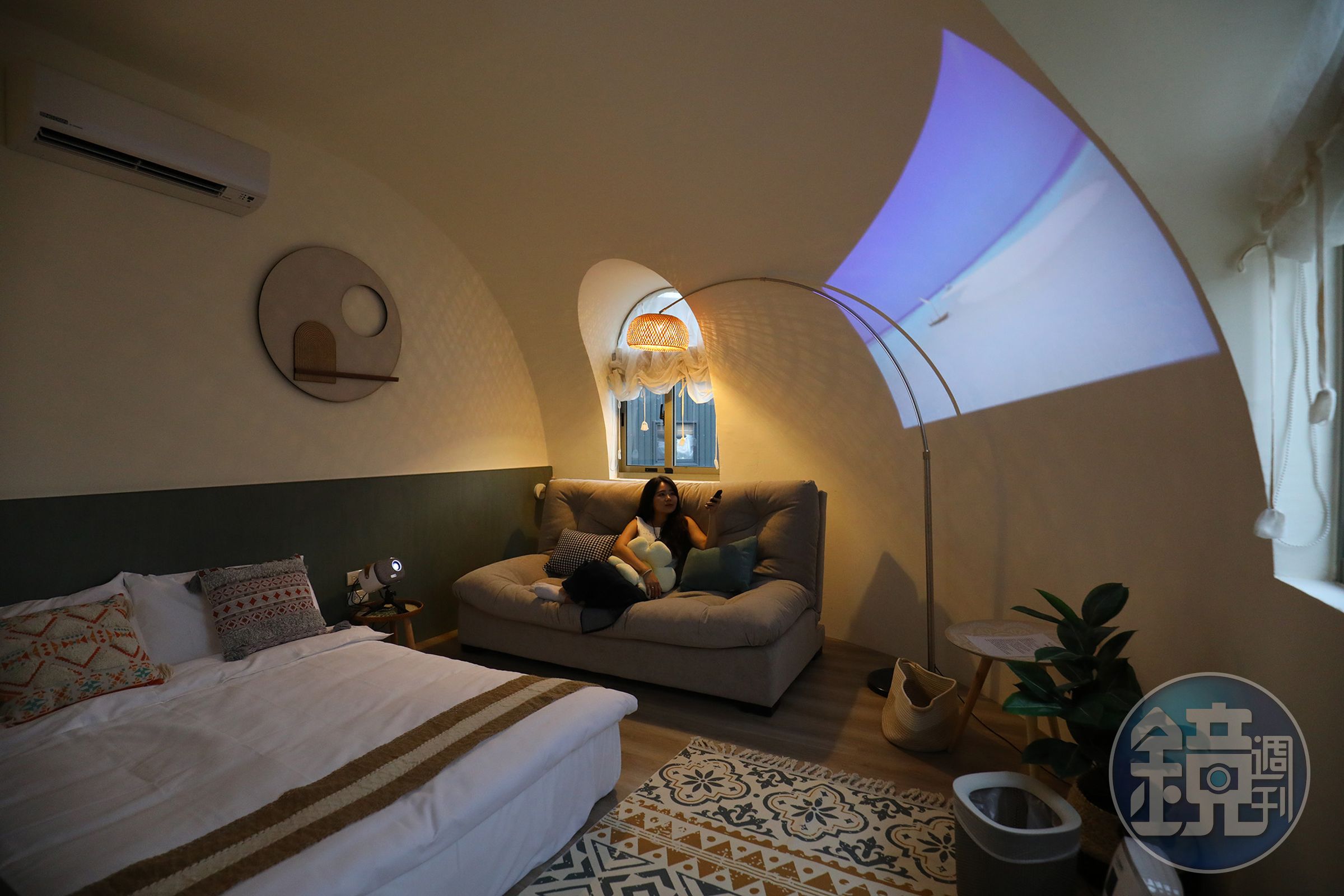 波希謐境的「Boho House波波屋」，以投影機取代電視，讓牆面化身超大螢幕，營造出猶如在大自然環抱下，欣賞露天電影的情境。