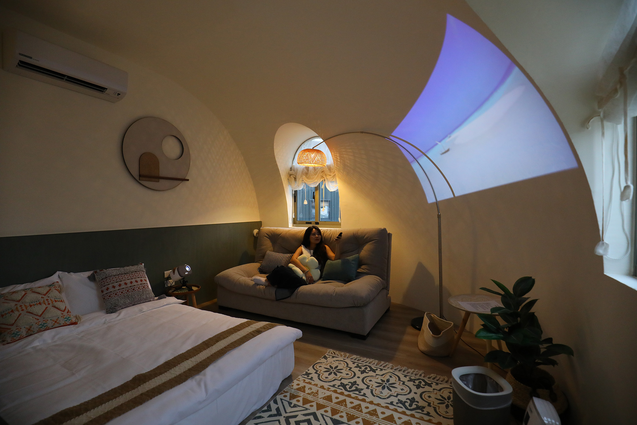 波希謐境的「Boho House波波屋」，以投影機取代電視，讓牆面化身超大螢幕，營造出猶如在大自然環抱下，欣賞露天電影的情境。