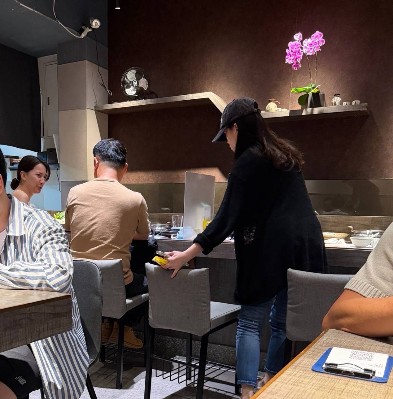 陳匡怡（左）被民眾目擊現身小火鍋店，與一名男性友人低調聚餐。（讀者提供）
