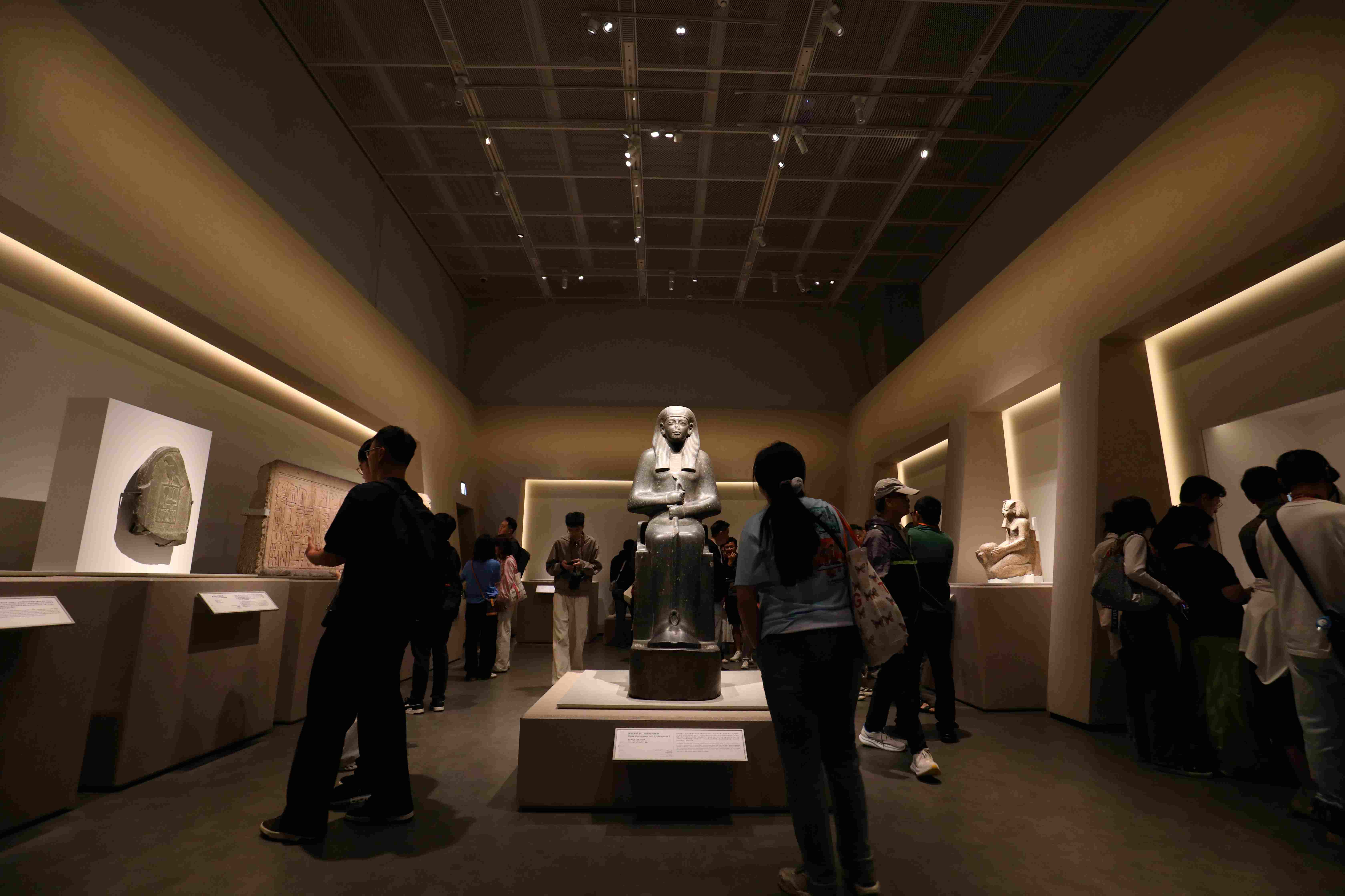 名為「神聖王權」的展區，展出拉美西斯二世等法老的雕像，先告訴大家關於法老在古埃及人心中的定位。