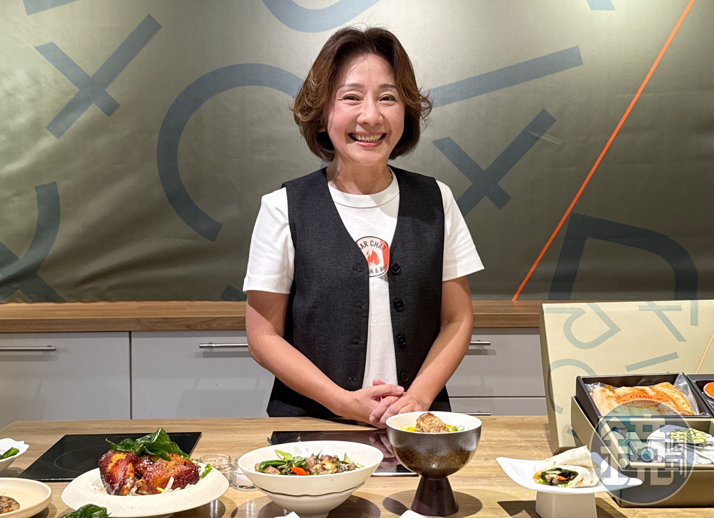 麻葉餐飲集團執行長魏幸怡Sandy現場開箱中秋禮盒。