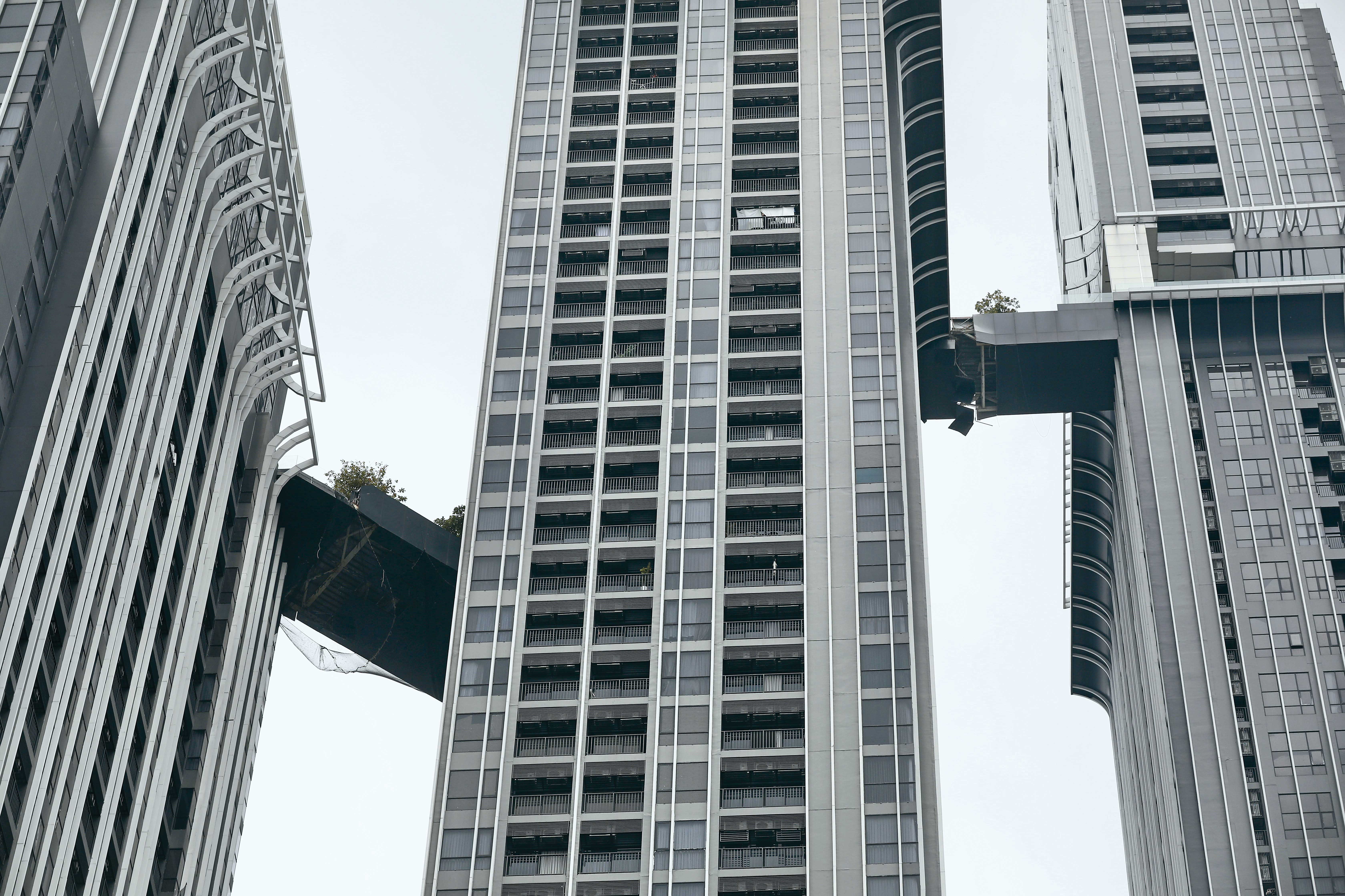 連接泰國3棟高樓的空橋，在強震中因劇烈搖晃受損。