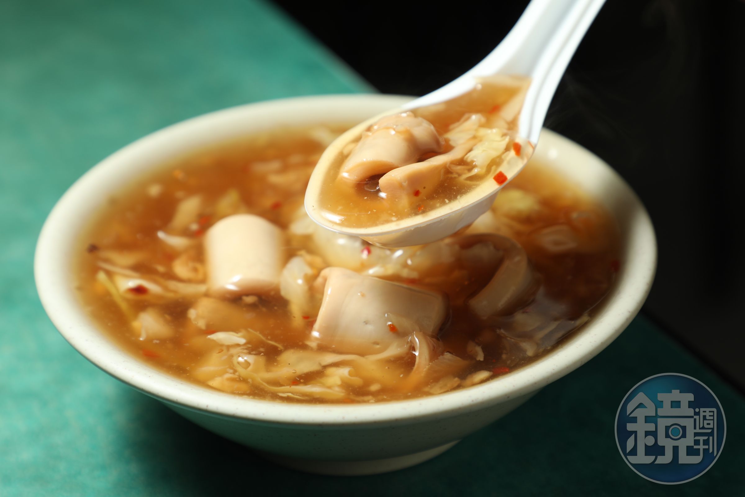 「高記生炒魷魚」的生炒魷魚呈現酸辣帶甜的南部風味。(何宗昇攝)