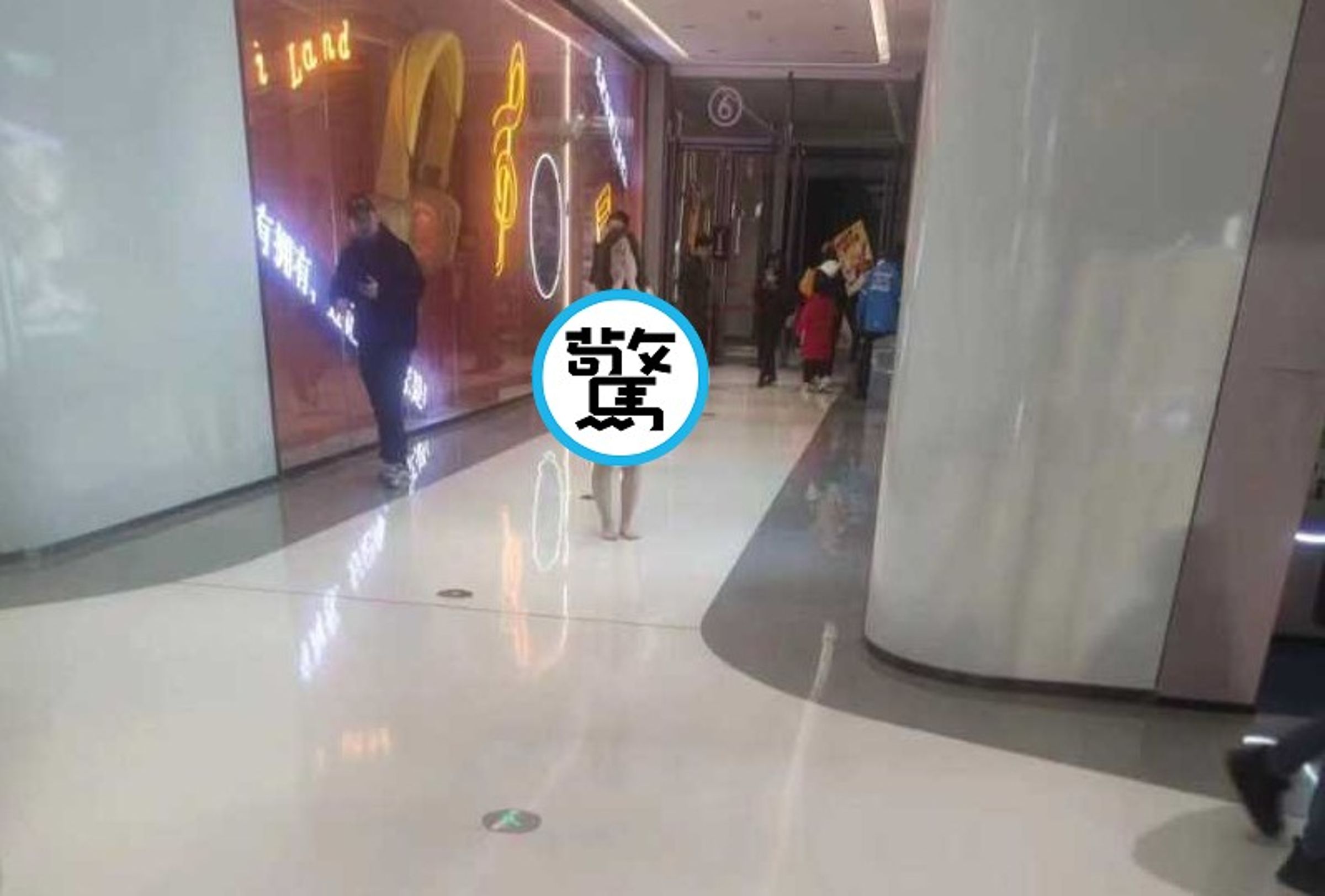 女全身赤裸逛商場！傳報復男友出軌閨密。（翻自《黑料網》）