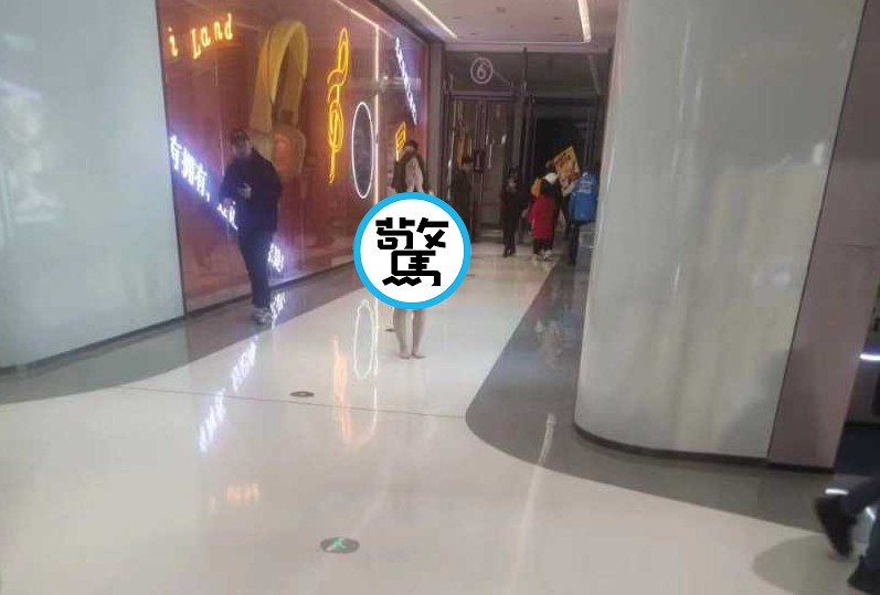 女全身赤裸逛商場！傳報復男友出軌閨密。（翻自《黑料網》）
