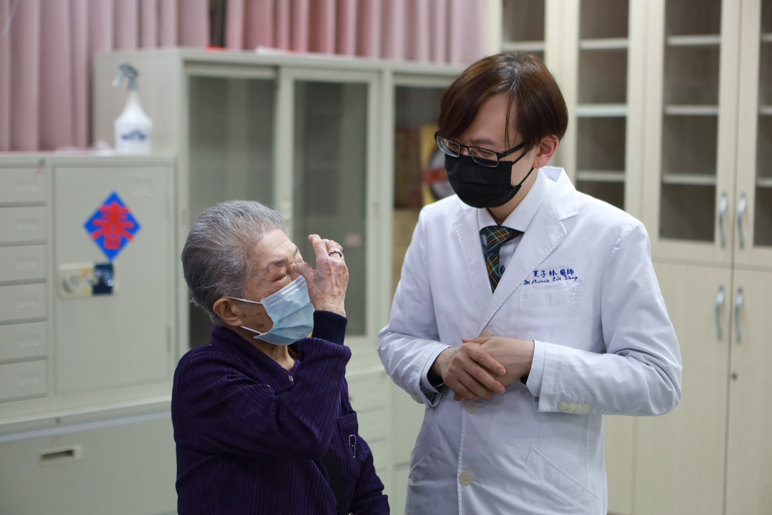石頭里里長王子林（右）是醫師里長。（王子林服務團隊提供）