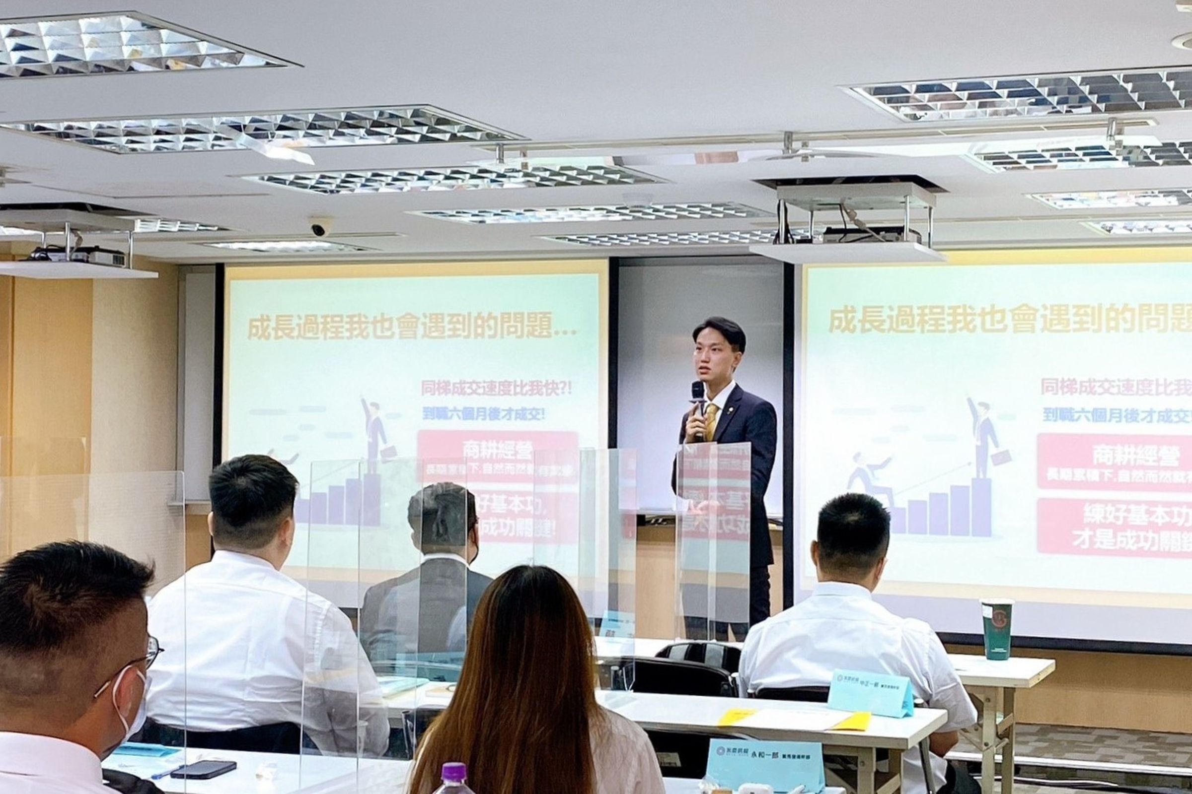 成為專業經紀人員的張琮閔也樂於提攜新進後輩,將實務經驗分享出去。(永慶房產集團提供)