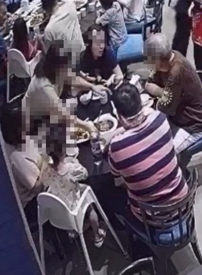 員工貼出店內監視畫面,批該桌客人用看不起餐飲服務業的態度指責同仁,他才氣不過出去撒鹽。(翻攝自Threads)