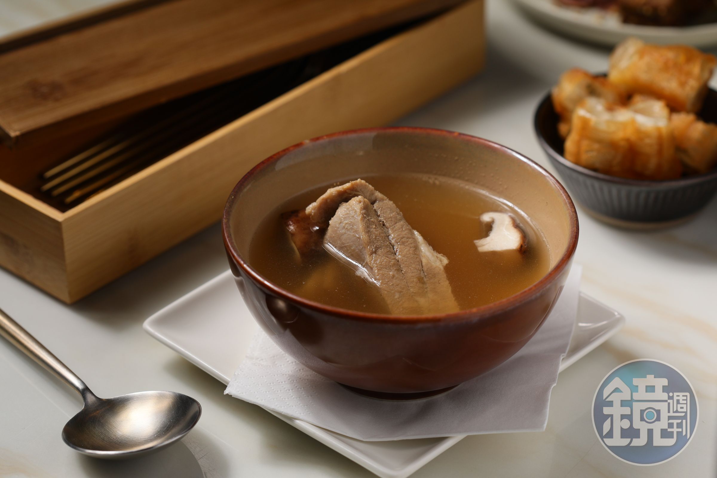 解酒神器「肉骨茶」湯頭帶有胡椒與中藥香氣，一旁搭配中式油條，熱湯下肚立刻清醒。（150元／份）