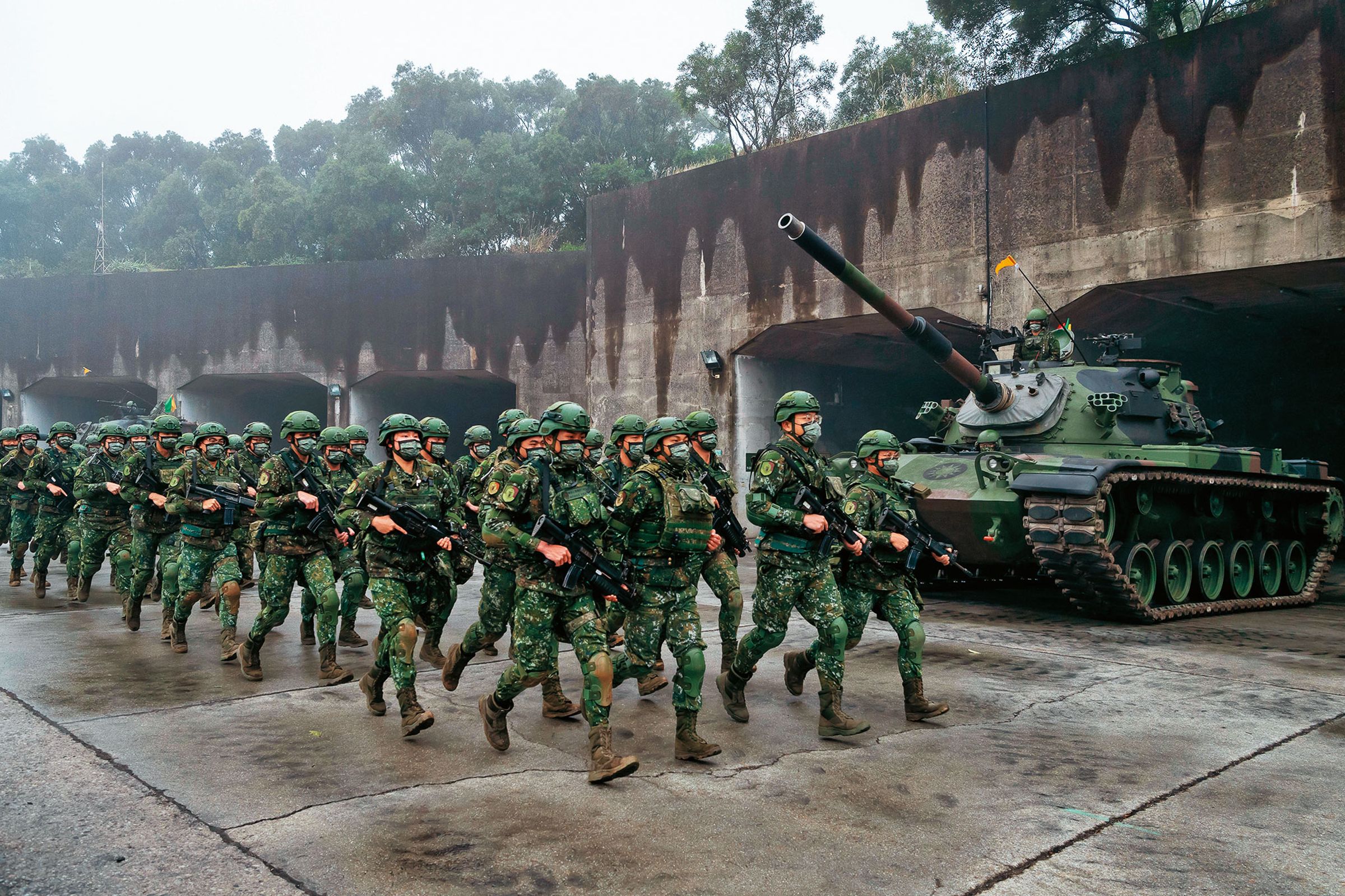 軍備局製造的抗彈板，絕大多數用在戰鬥背心、防護頭盔等國軍戰鬥個裝核心品項，以撥發給陸軍為大宗。（翻攝總統府flickr）