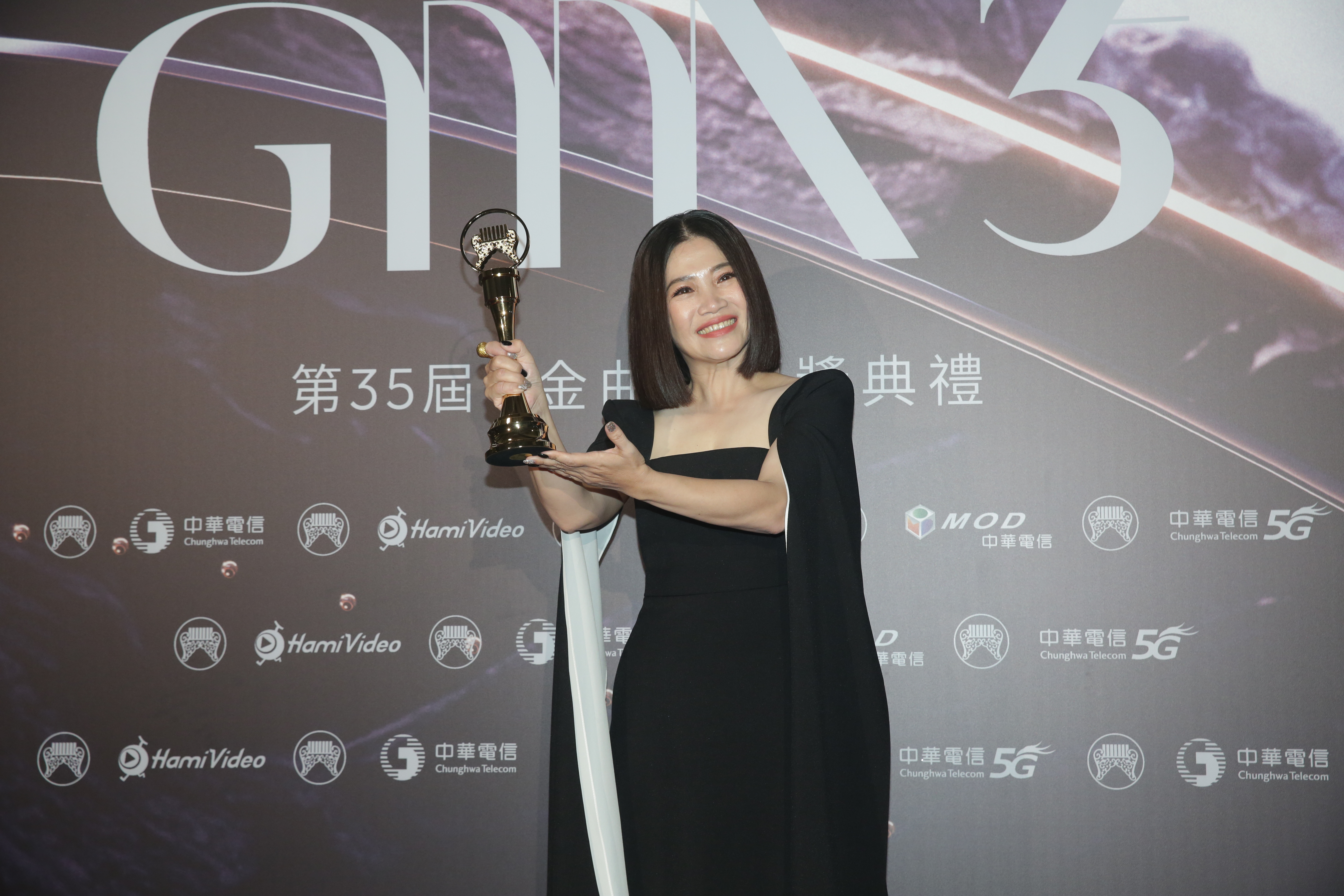 黃妃憑《十八般武藝》抱回人生第三座金曲歌后獎座。