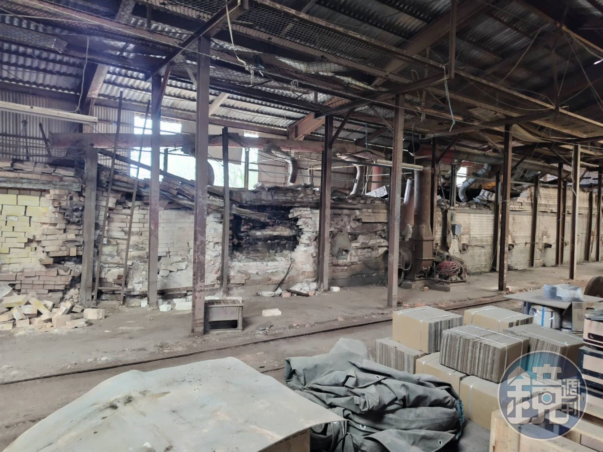 鍵主哲工廠因地震凌亂不堪。