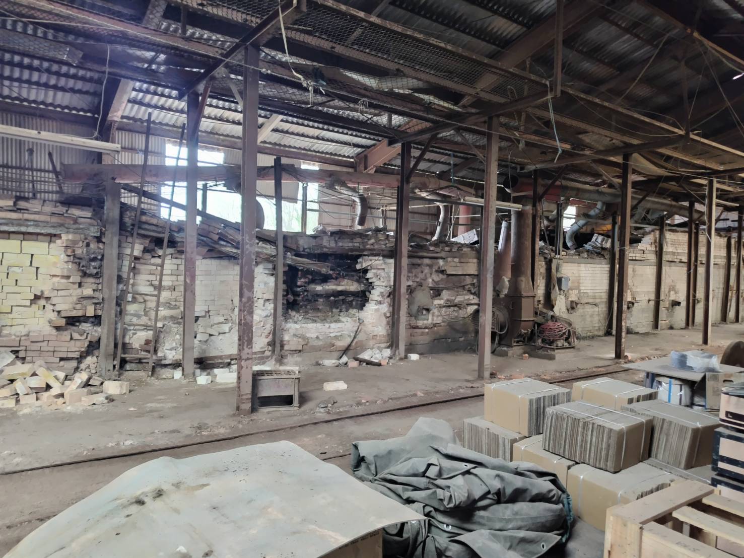 鍵主哲工廠因地震凌亂不堪。