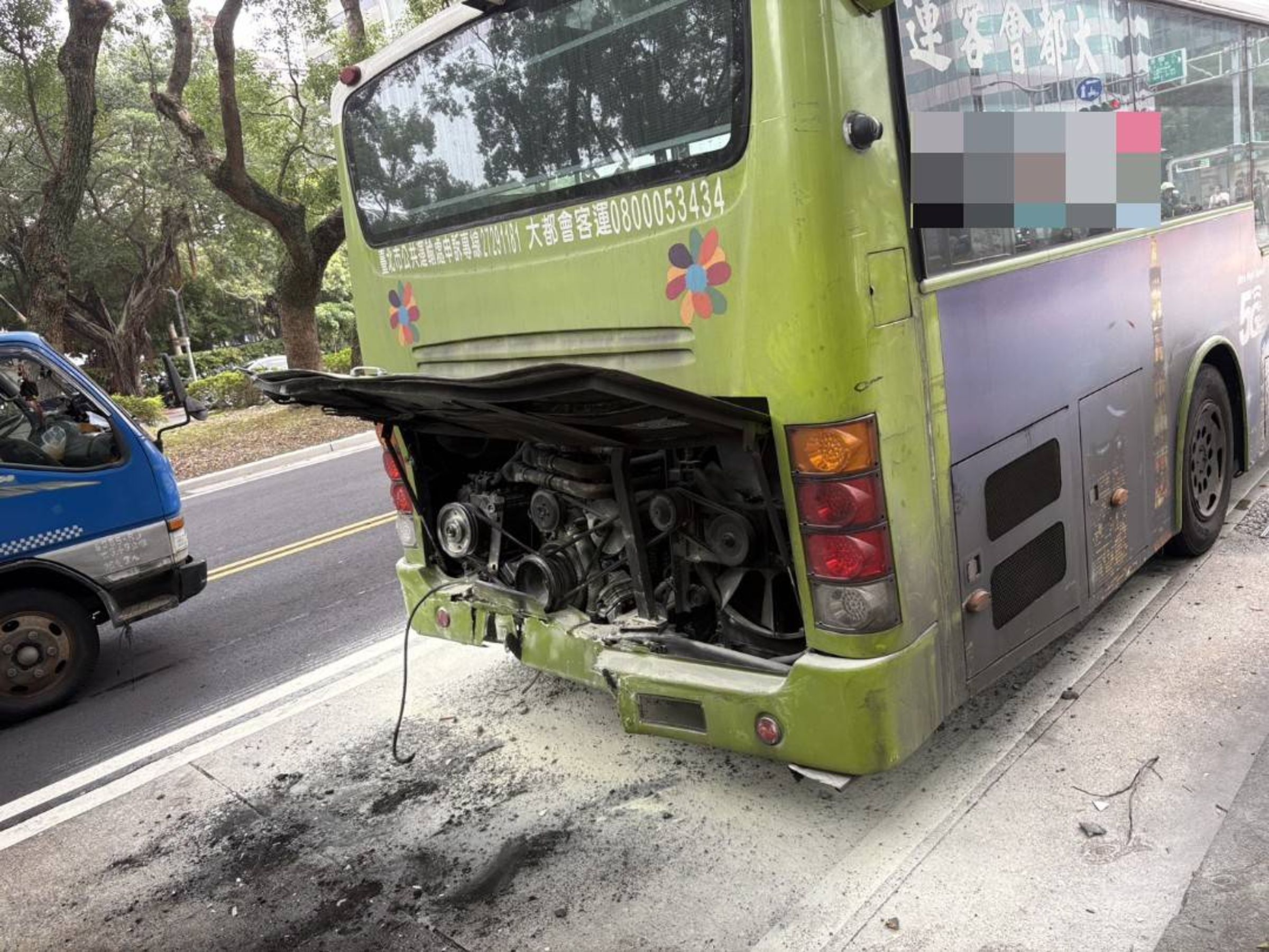 台北松山4公車連環撞。(警方提供)