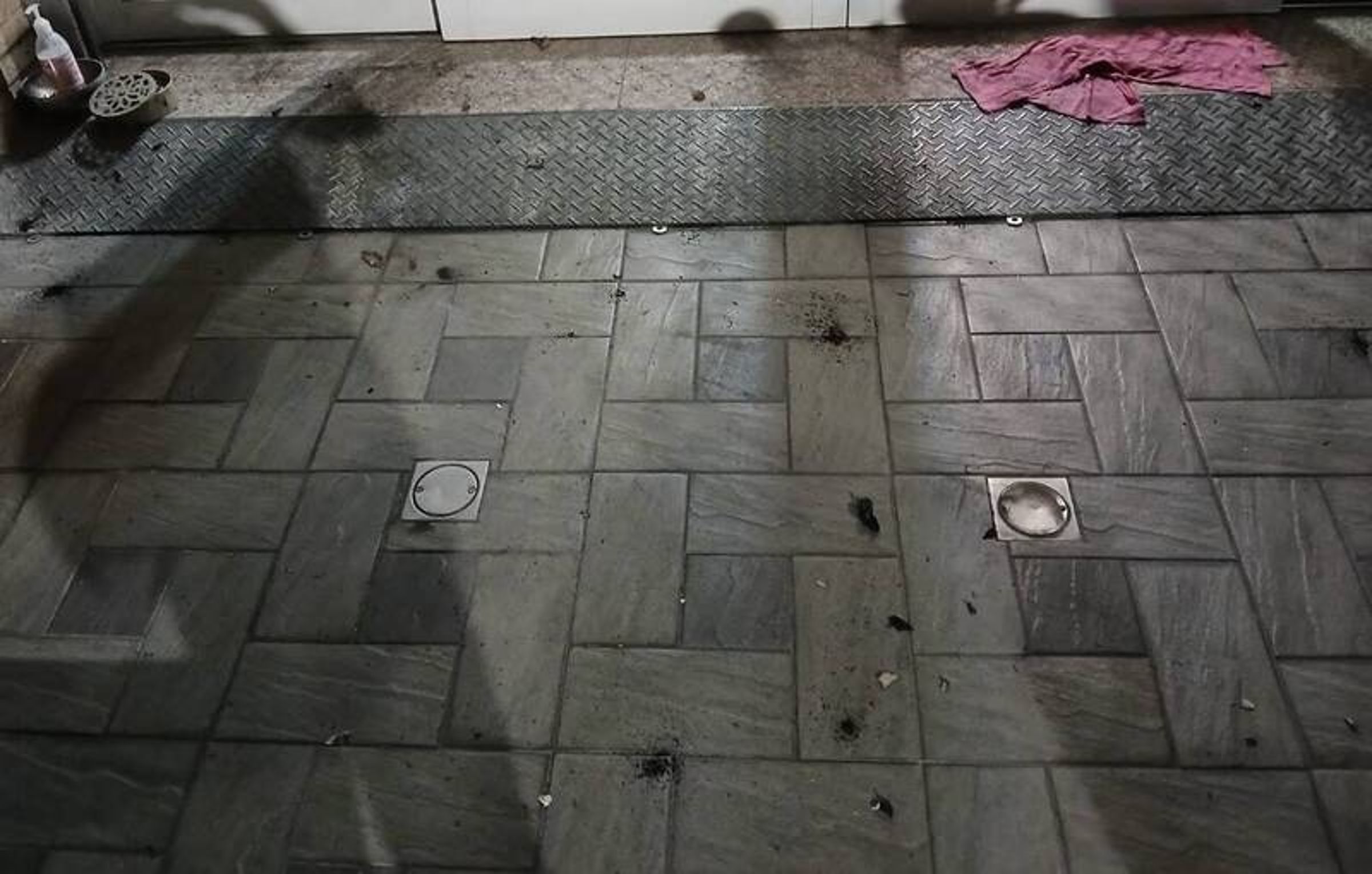 警方到場採證，發現民宅遭丟擲的爆裂物是鞭炮改造的煙火炮。（翻攝畫面）