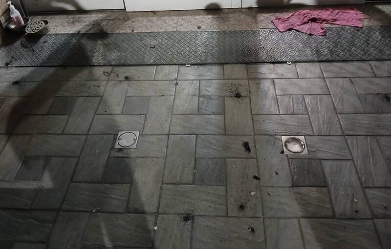 高雄大寮一棟民宅，今日凌晨遭人丟煙火彈，爆炸伴隨火光嚇壞住戶，警方到場採證，並鎖定特定對象展開追緝。（翻攝畫面）