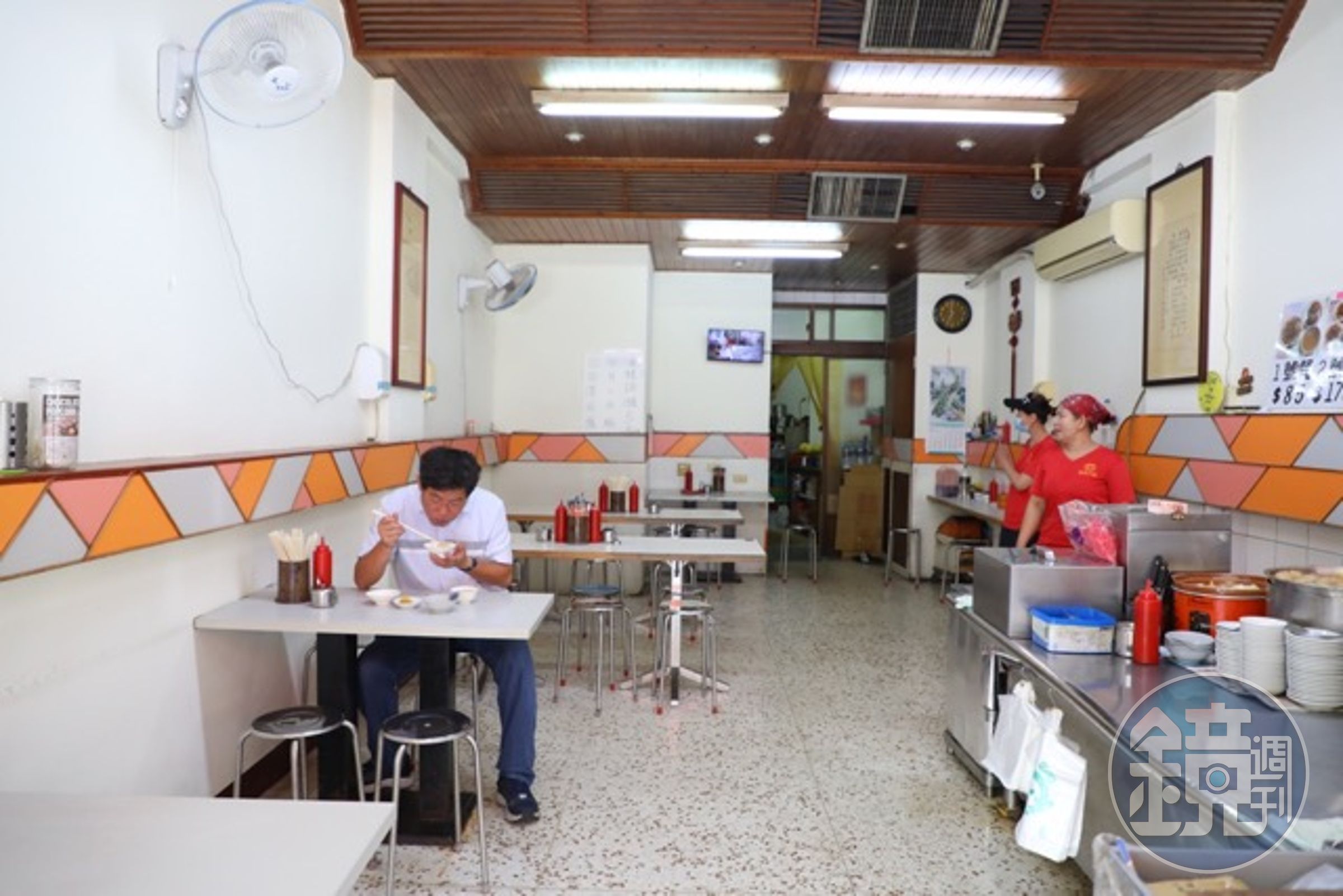 店內裝潢簡單，但窗明几淨。