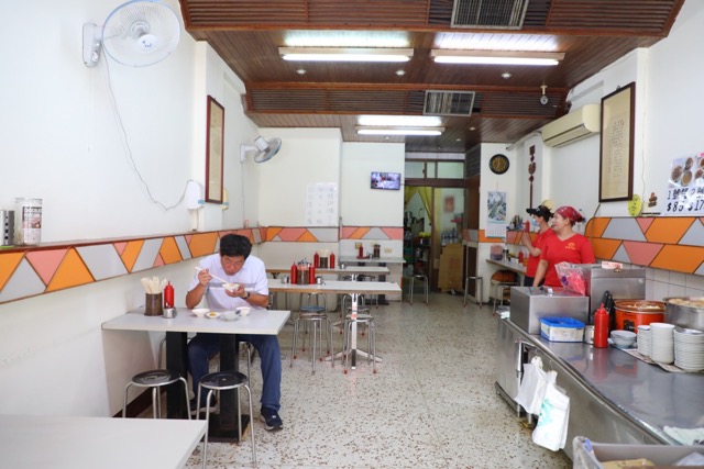 店內裝潢簡單，但窗明几淨。