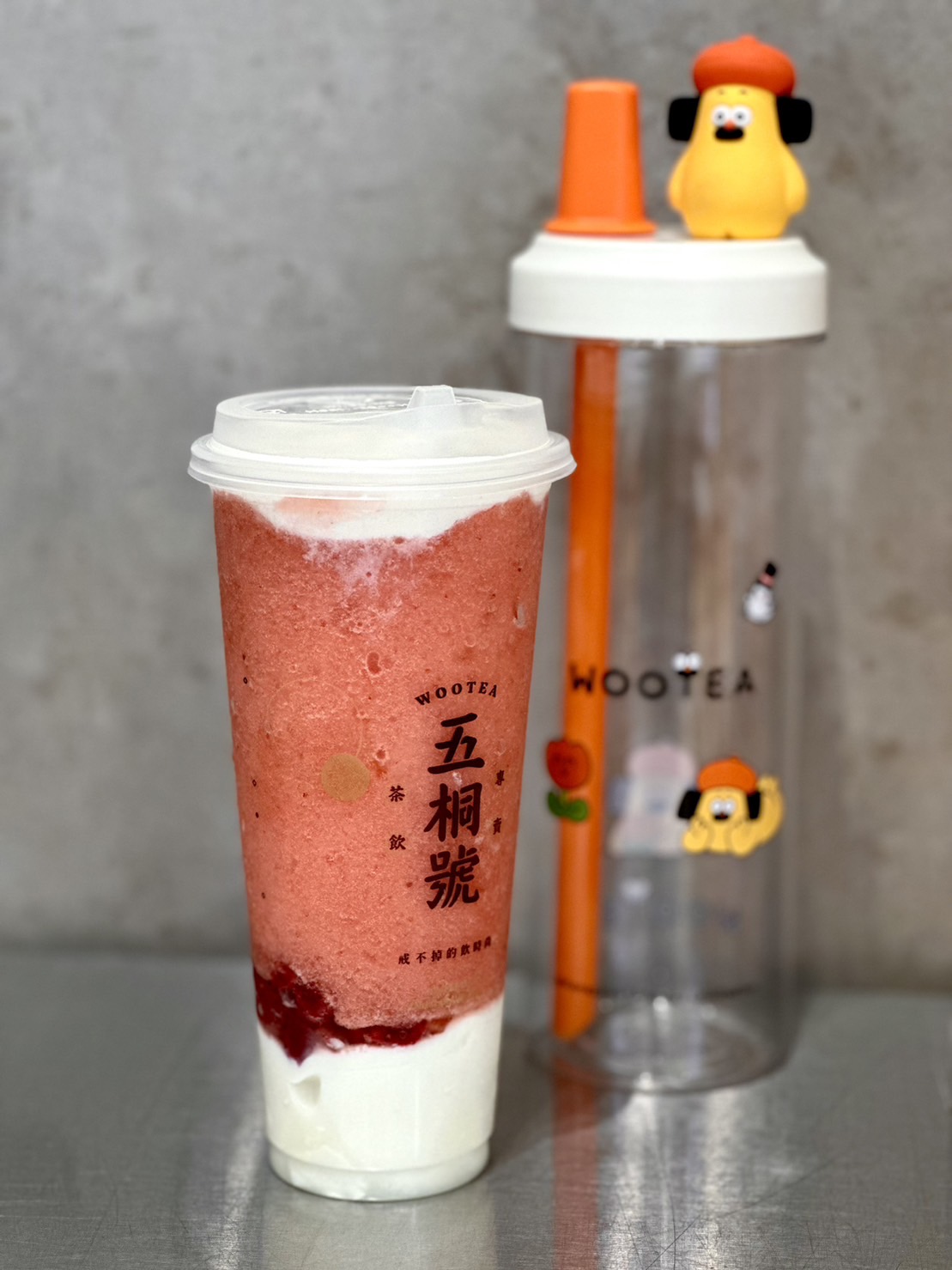 終於等到草莓季，以鮮奶製成的奶酪鋪底，堆疊新鮮草莓丁及草莓冰沙，最後加上厚厚鮮奶奶霜的「雪絨草莓奶酪」也強勢回歸。（95元／杯）