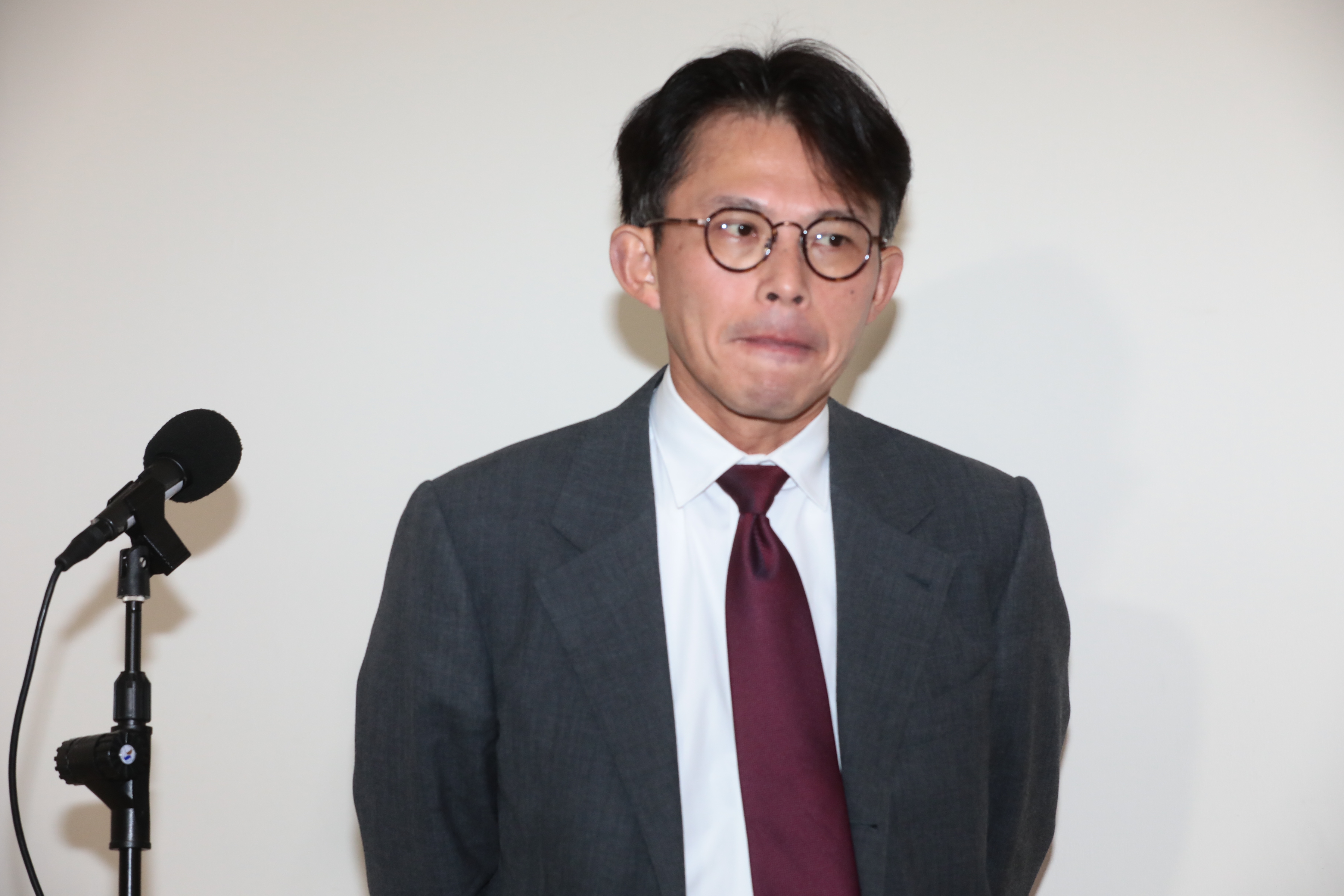 立法院今天進行國防特別預算機密會議，民眾黨主席、立委黃國昌一度把機密資料帶出會議室。（鏡報林煒凱攝）