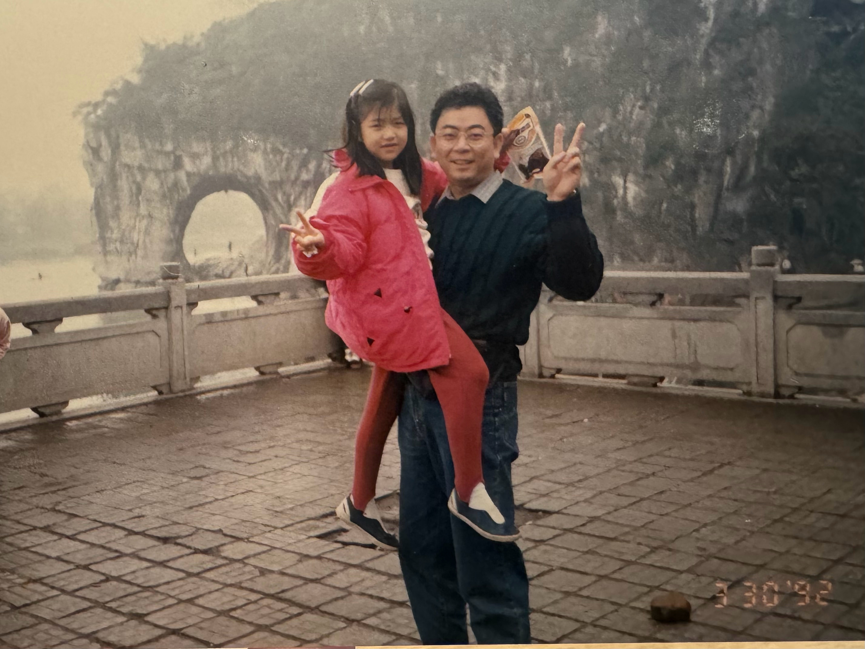 陳妍希父親日前過世，陳妍希po照緬懷。（翻攝陳妍希微博）