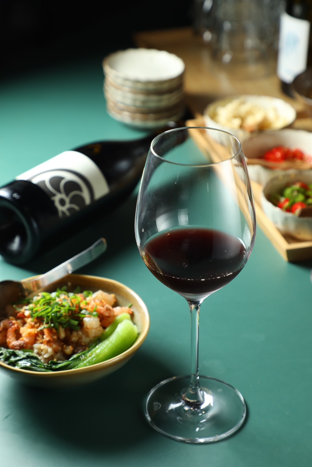 紅酒「Cuvee Speciale, Rouge」（440元／杯，2,200元／支）以四個年份的酒液混釀，呈現口感滑順，具有層次的新樣貌；「辣味蝦仁飯」（180元／份）醬香蝦肥Q，正好解決晚餐問題。