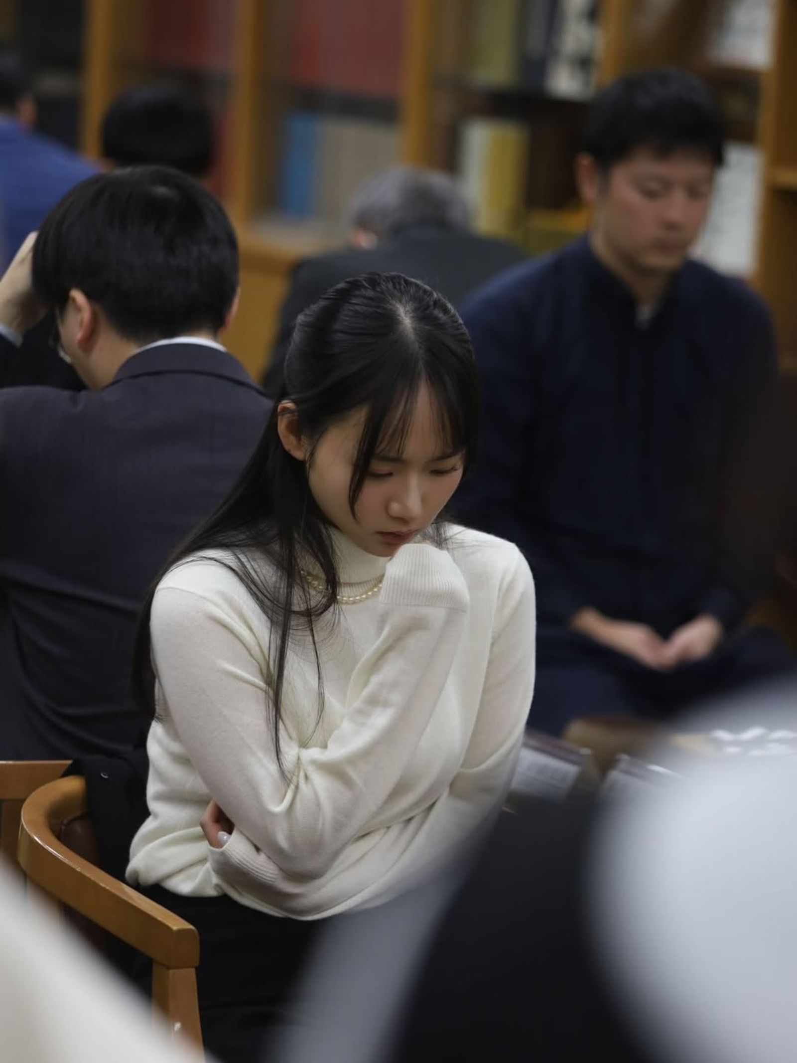 三島響細究穿著，白色高領毛衣搭配珍珠項鍊更顯典雅。（翻攝IG）