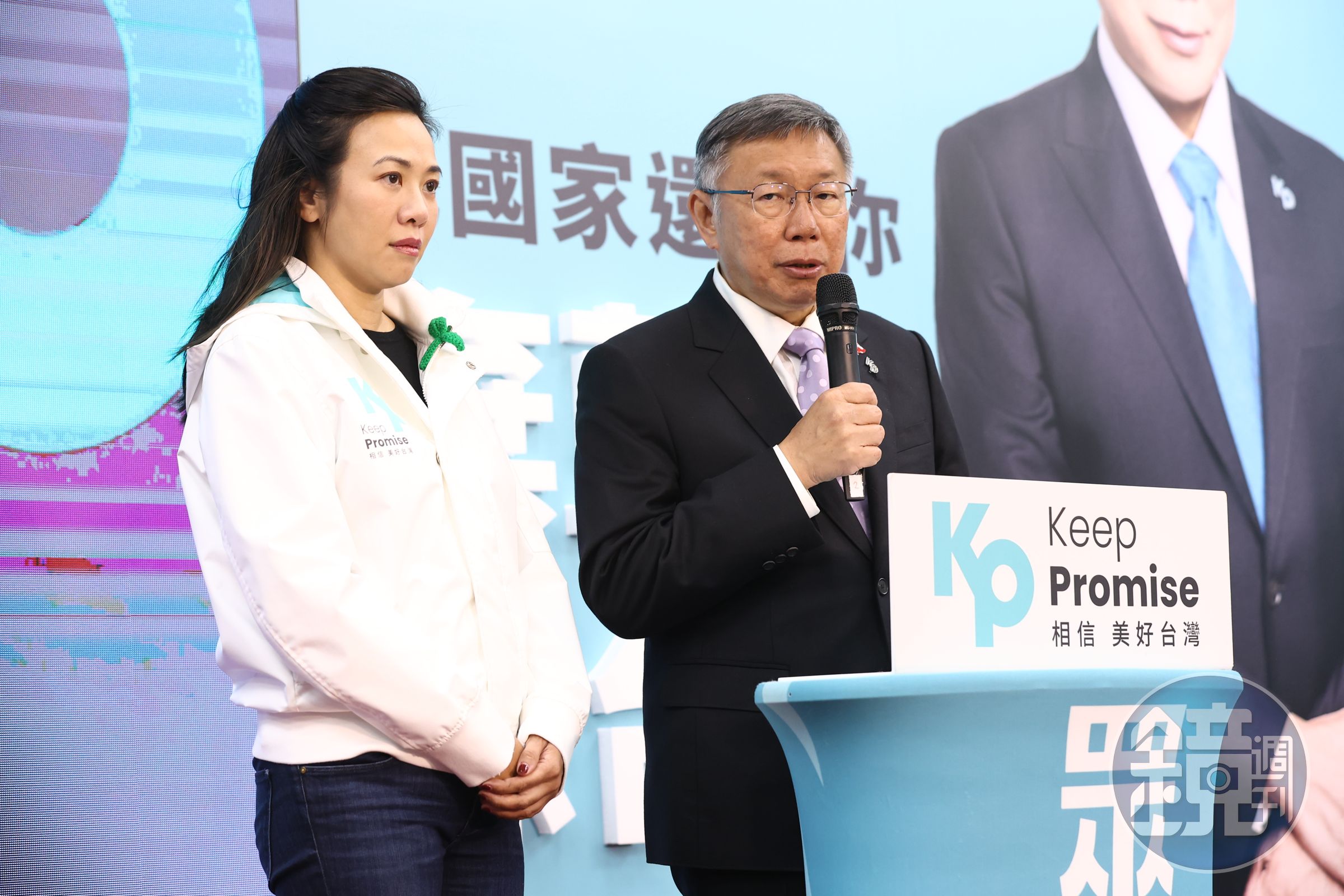 1月13日晚上柯文哲在競選總部發表敗選感言,記者追問選後規劃,吳欣盈全程站在一旁安靜不語。