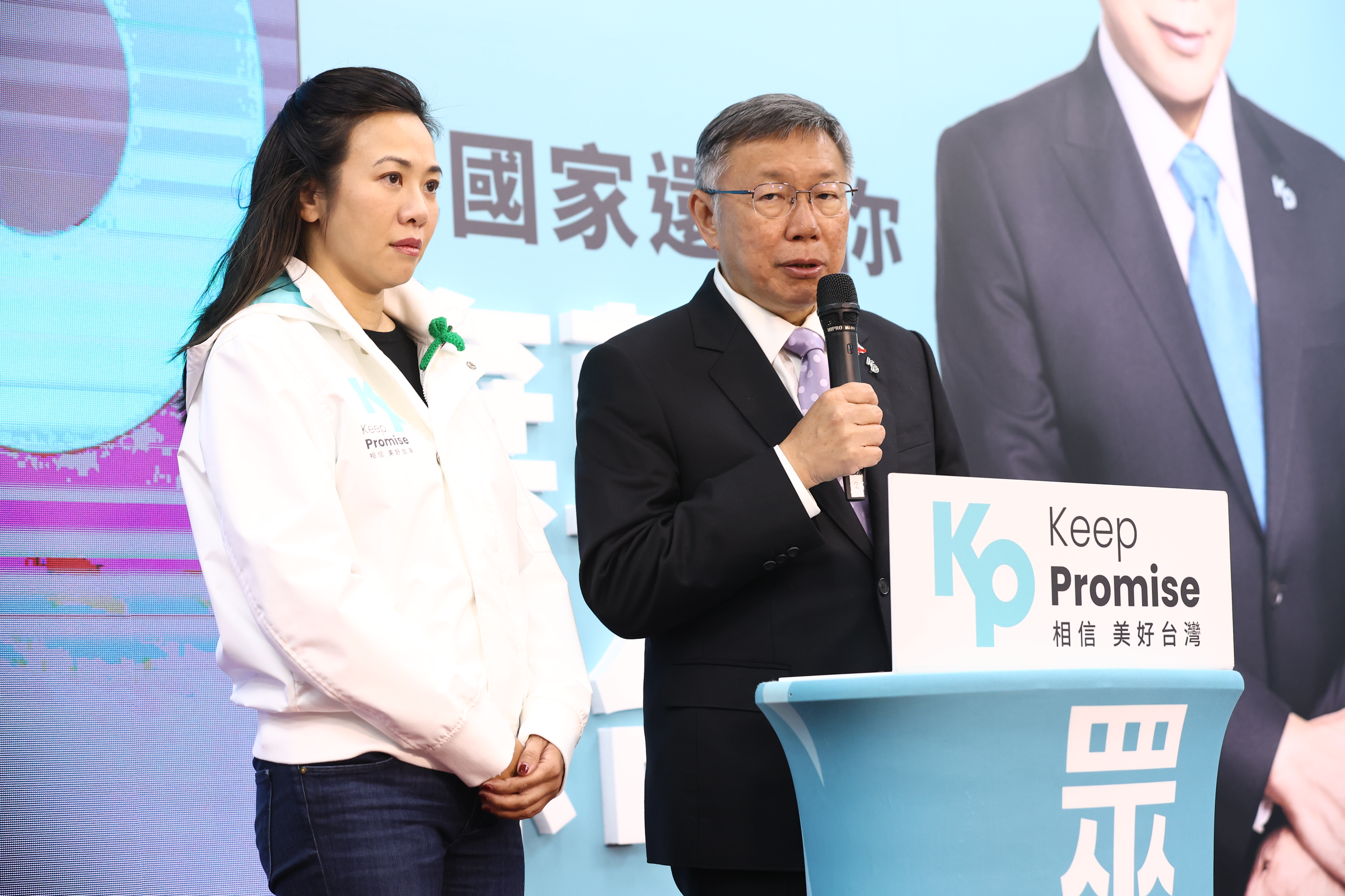 1月13日晚上柯文哲在競選總部發表敗選感言，記者追問選後規劃，吳欣盈全程站在一旁安靜不語。