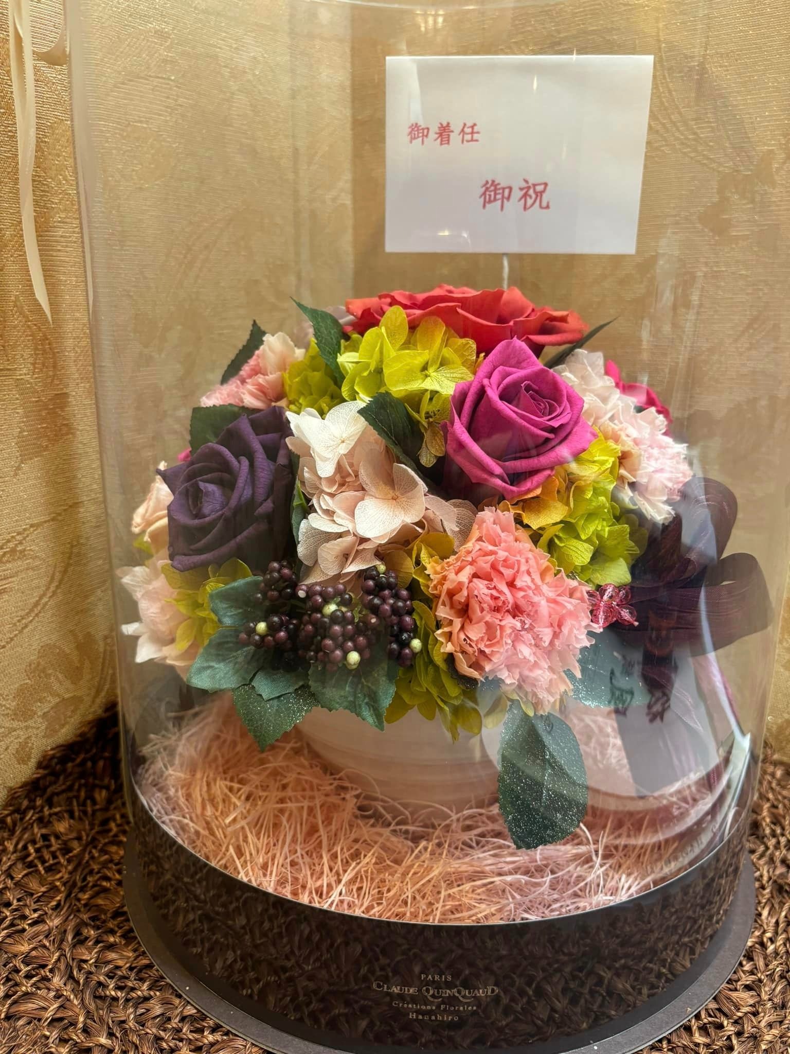 謝長廷整理辦公室時，在角落發現一座「御着任御祝」（恭祝就任）文字的人造花，一放就是8年。（翻攝自謝長廷臉書）