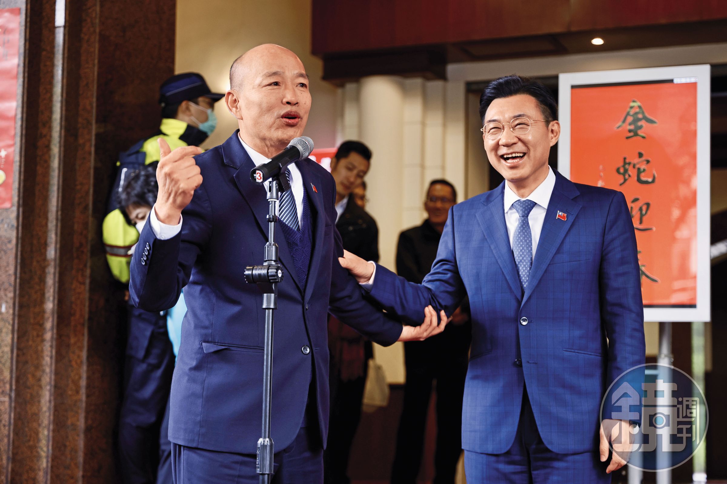 立法院長韓國瑜（左）初二赴台中豐原與副院長江啟臣（右）合體，支持意象不言可喻。圖為去年二人合發春聯畫面。