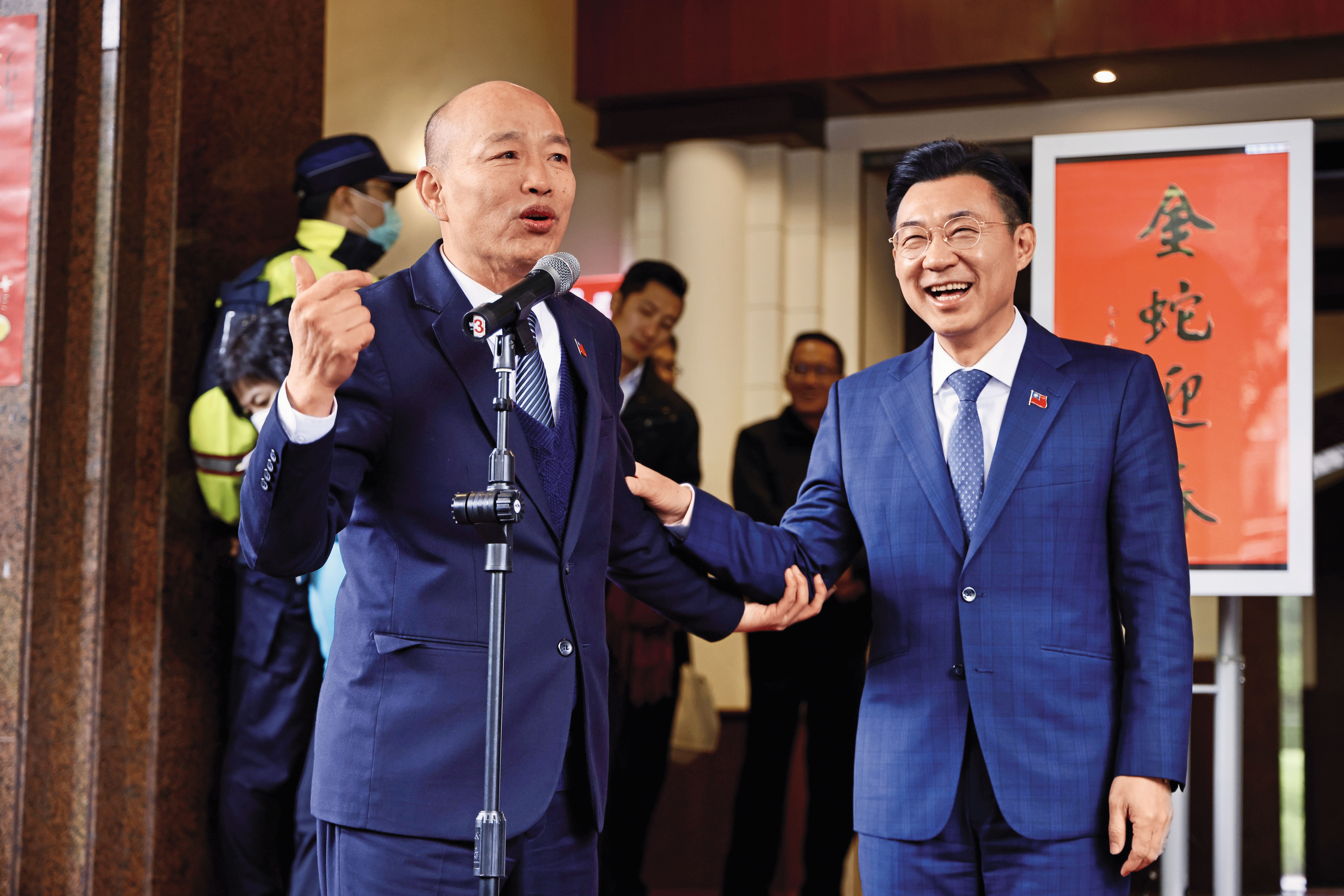 立法院長韓國瑜(左)初二赴台中豐原與副院長江啟臣(右)合體,支持意象不言可喻。圖為去年二人合發春聯畫面。