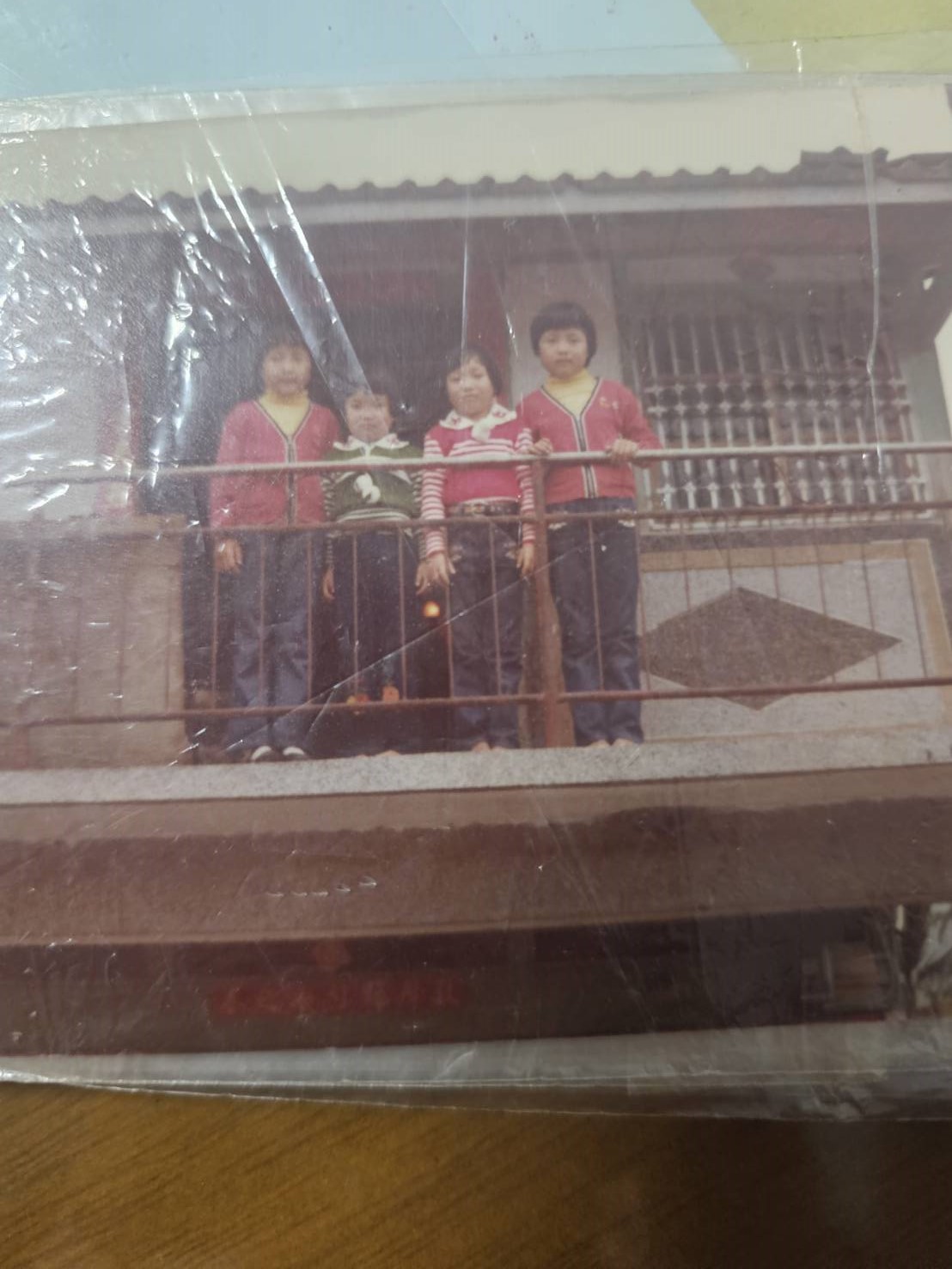 家中務農的江明苓（右2）有一對雙胞胎姊姊跟一個妹妹，姐姐們國中就北上工作。（江明苓提供）