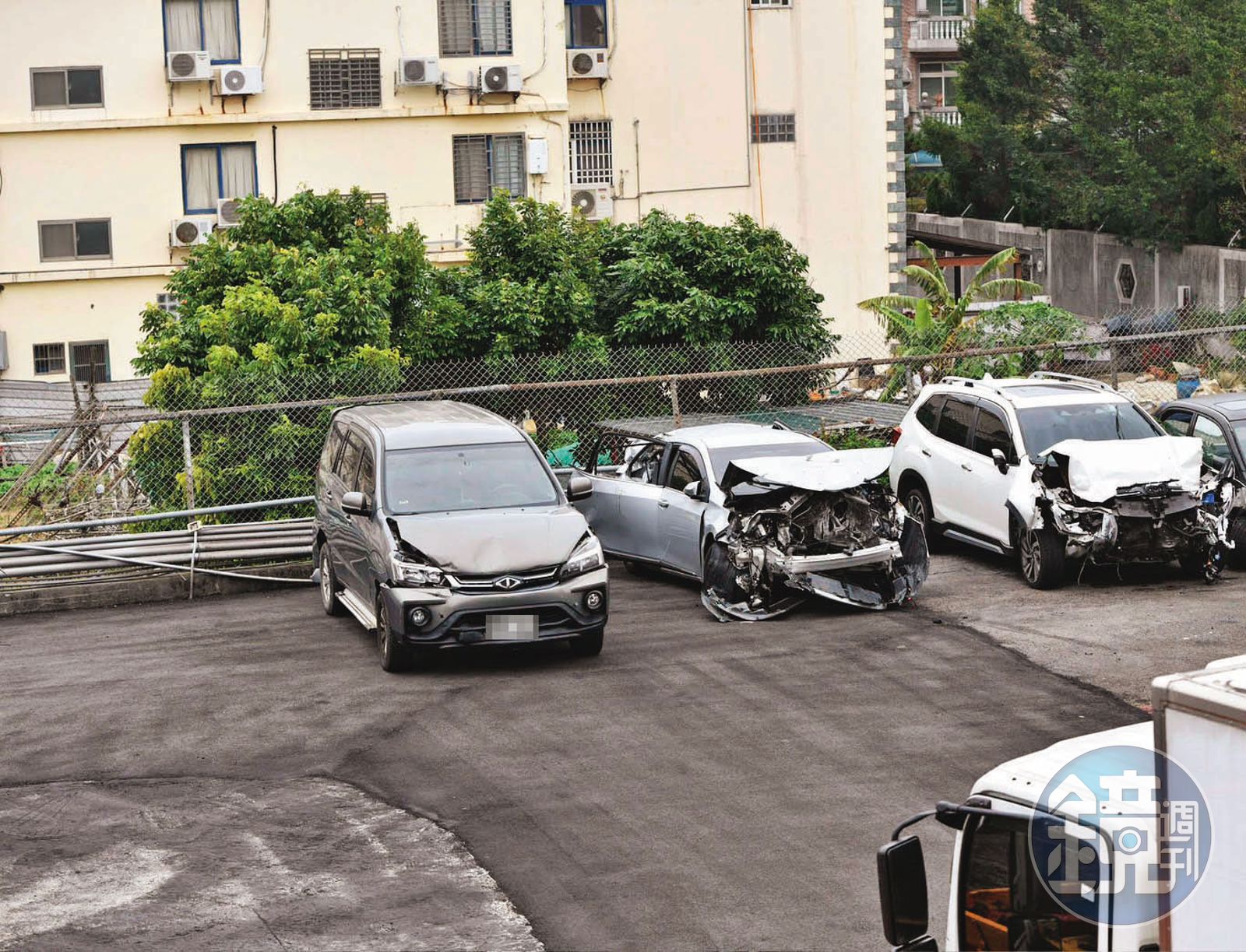 陳梅慧所乘UBER計程車（中）遭嚴重追撞，慘遭前車（左）、後車（右）夾擊，不幸喪命枉死