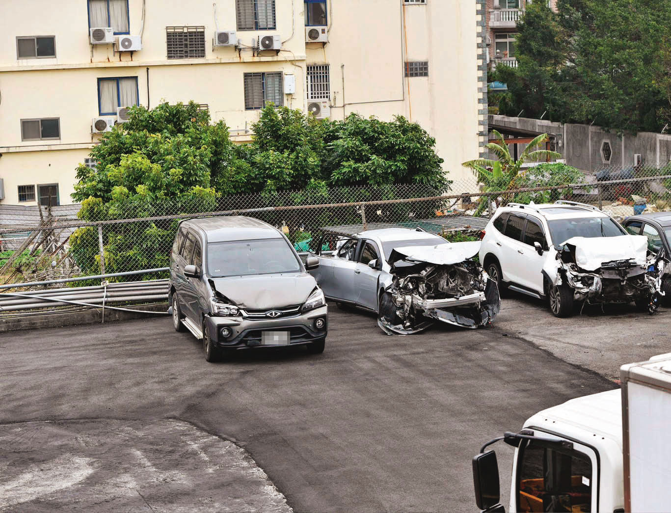 陳梅慧所乘Uber計程車（中）遭嚴重追撞，慘遭前車（左）、後車（右）夾擊，不幸喪命枉死。