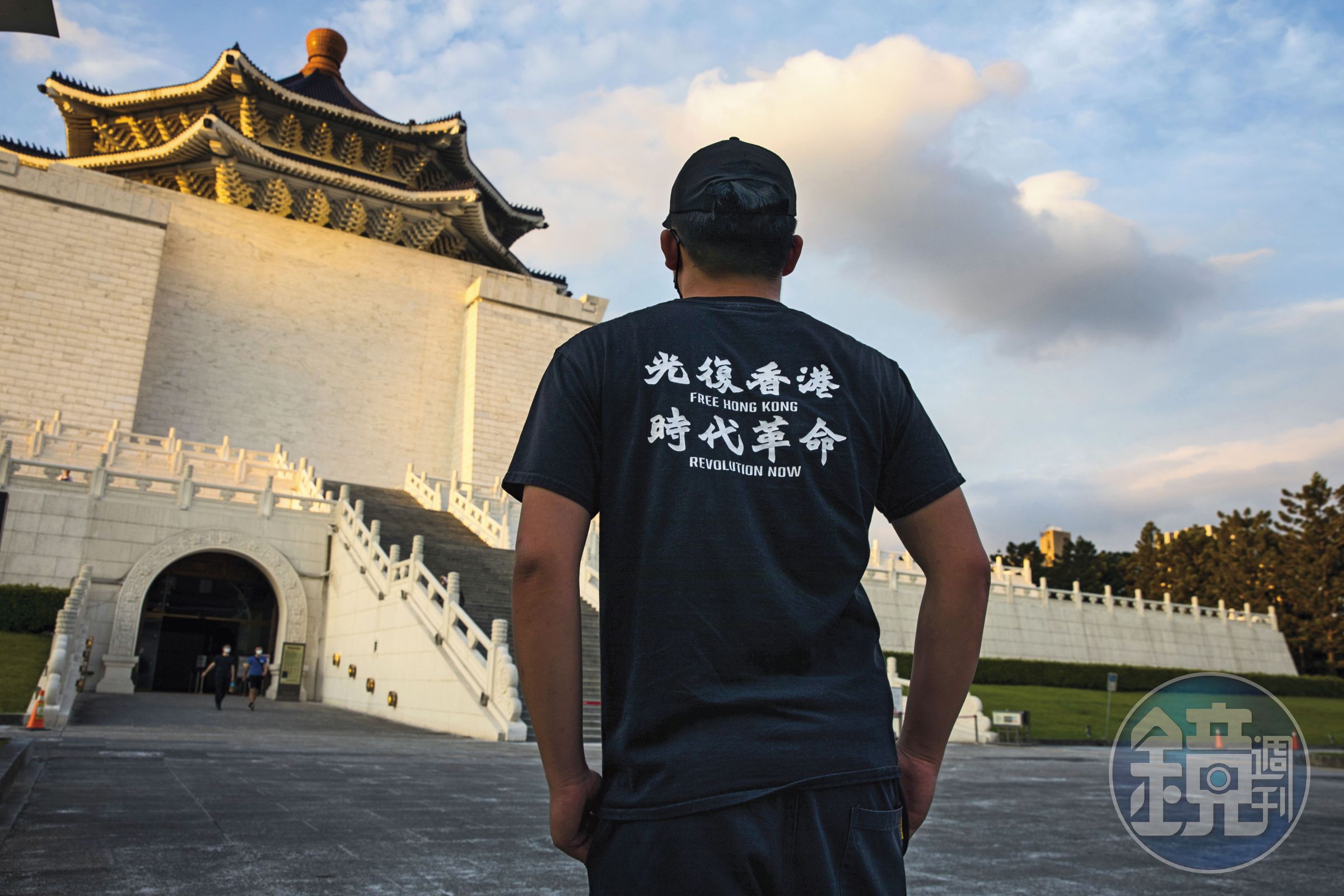 2020年，蔡智豪來到台灣不久，拍照時只能背面示人。圖為2020年6月4日，他在中正紀念堂前接受拍攝，以衣服背面「光復香港、時代革命」8字表達訴求。